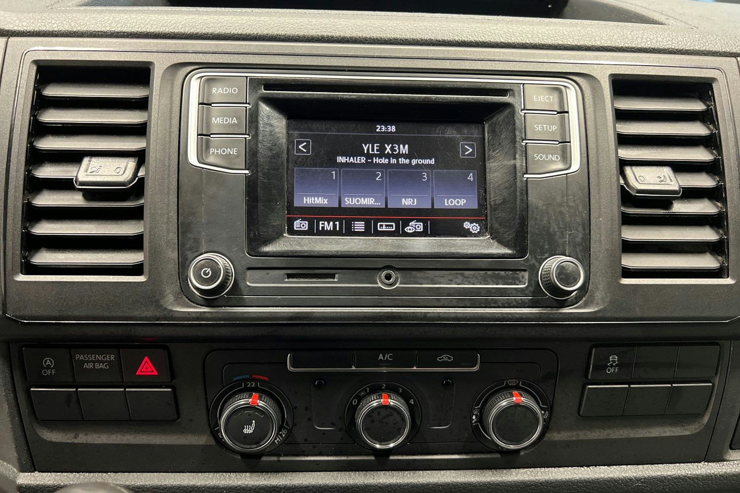 Valkoinen Volkswagen Transporter 2019 kuva 13.