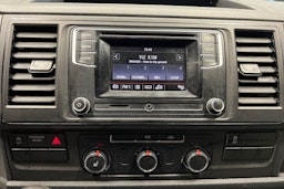 Valkoinen Volkswagen Transporter 2019 kuva 13.