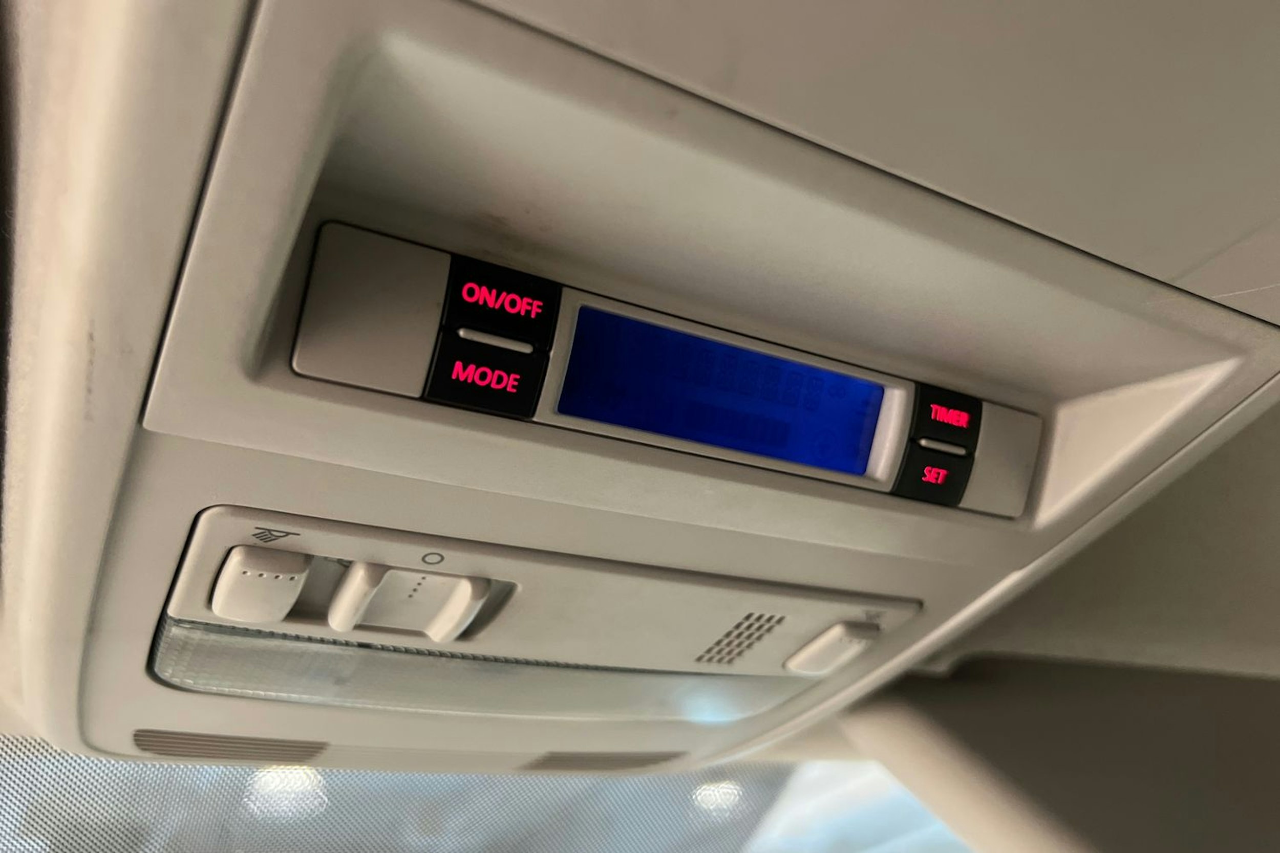 Valkoinen Volkswagen Transporter 2019 kuva 15.