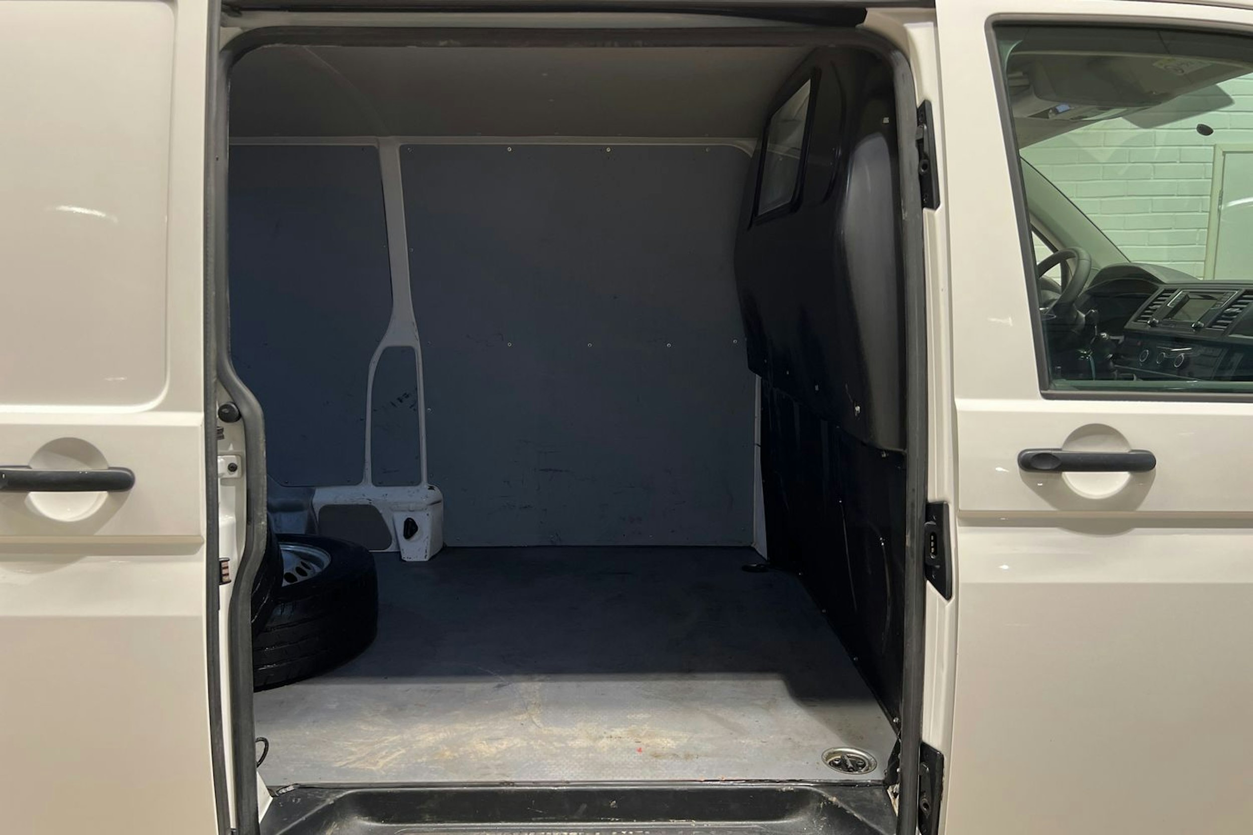 Valkoinen Volkswagen Transporter 2019 kuva 18.