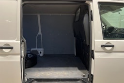 Valkoinen Volkswagen Transporter 2019 kuva 18.