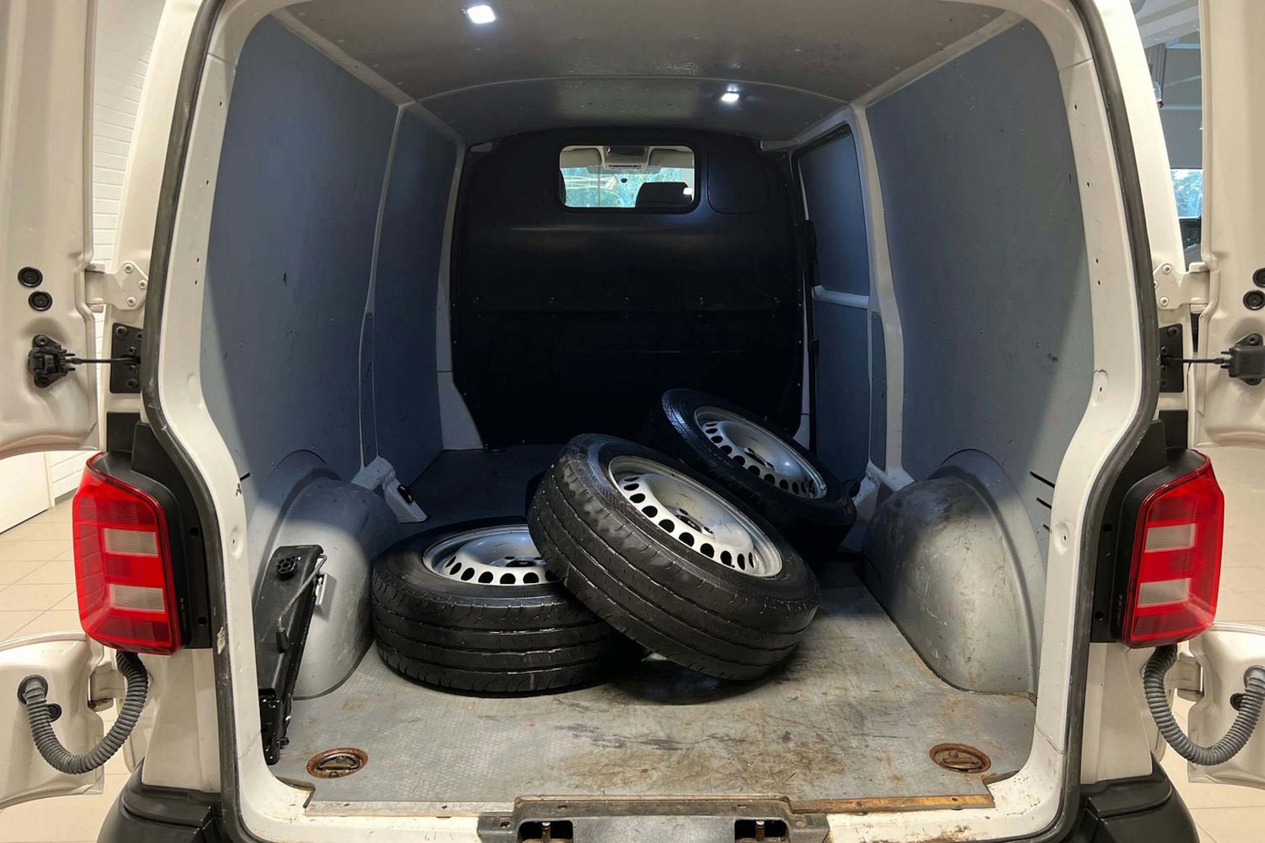 Valkoinen Volkswagen Transporter 2019 kuva 19.