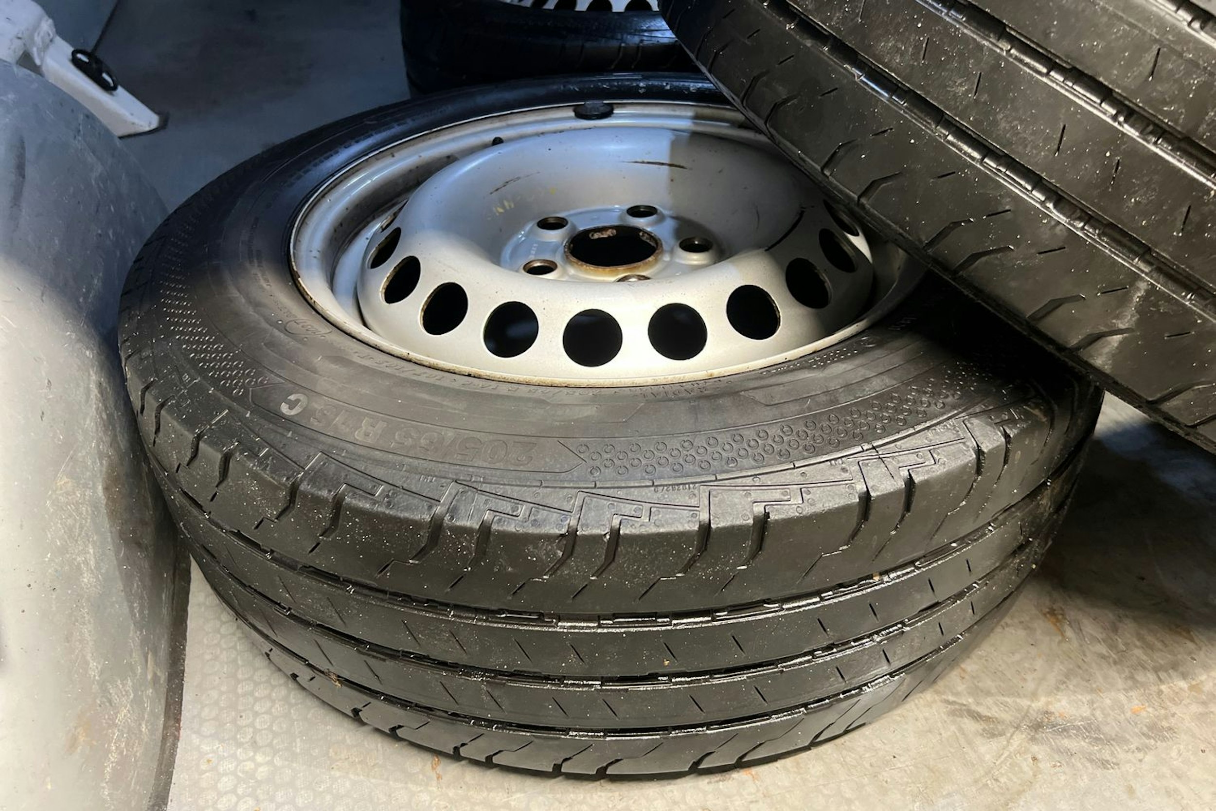 Valkoinen Volkswagen Transporter 2019 kuva 20.