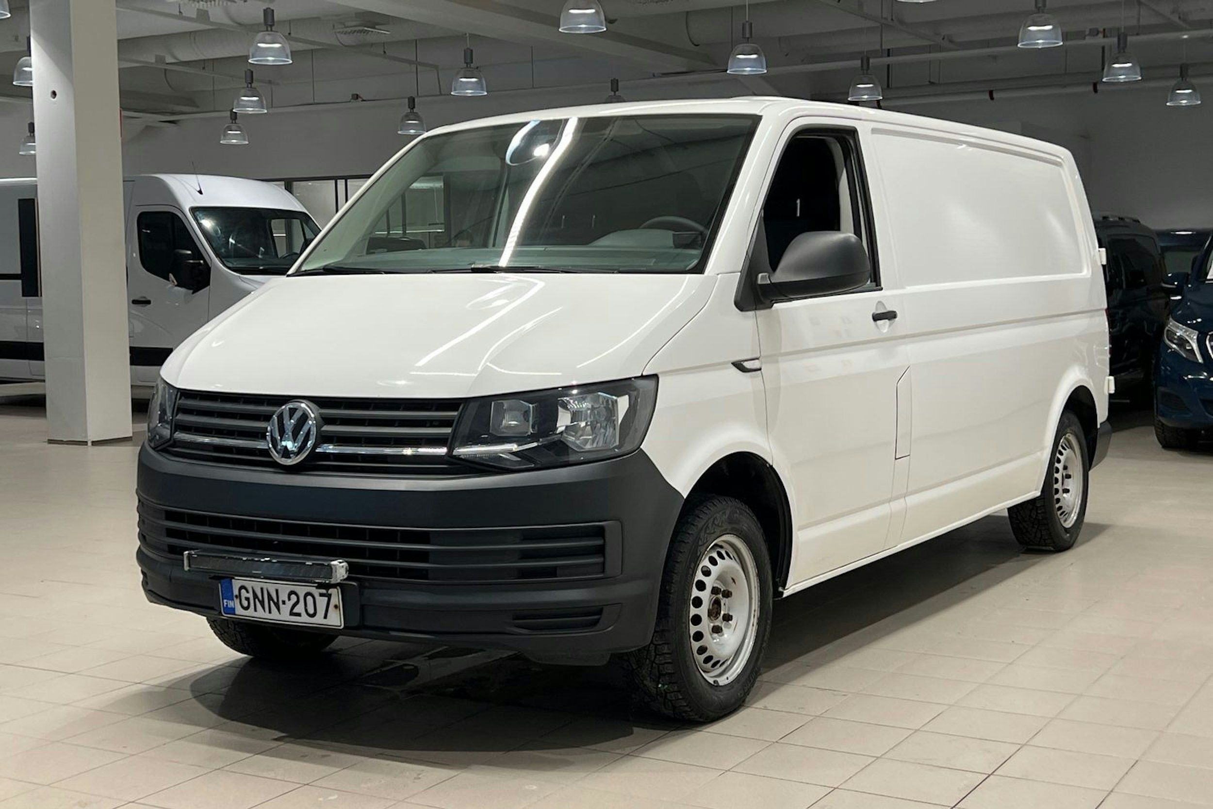 Valkoinen Volkswagen Transporter 2019 kuva 22.