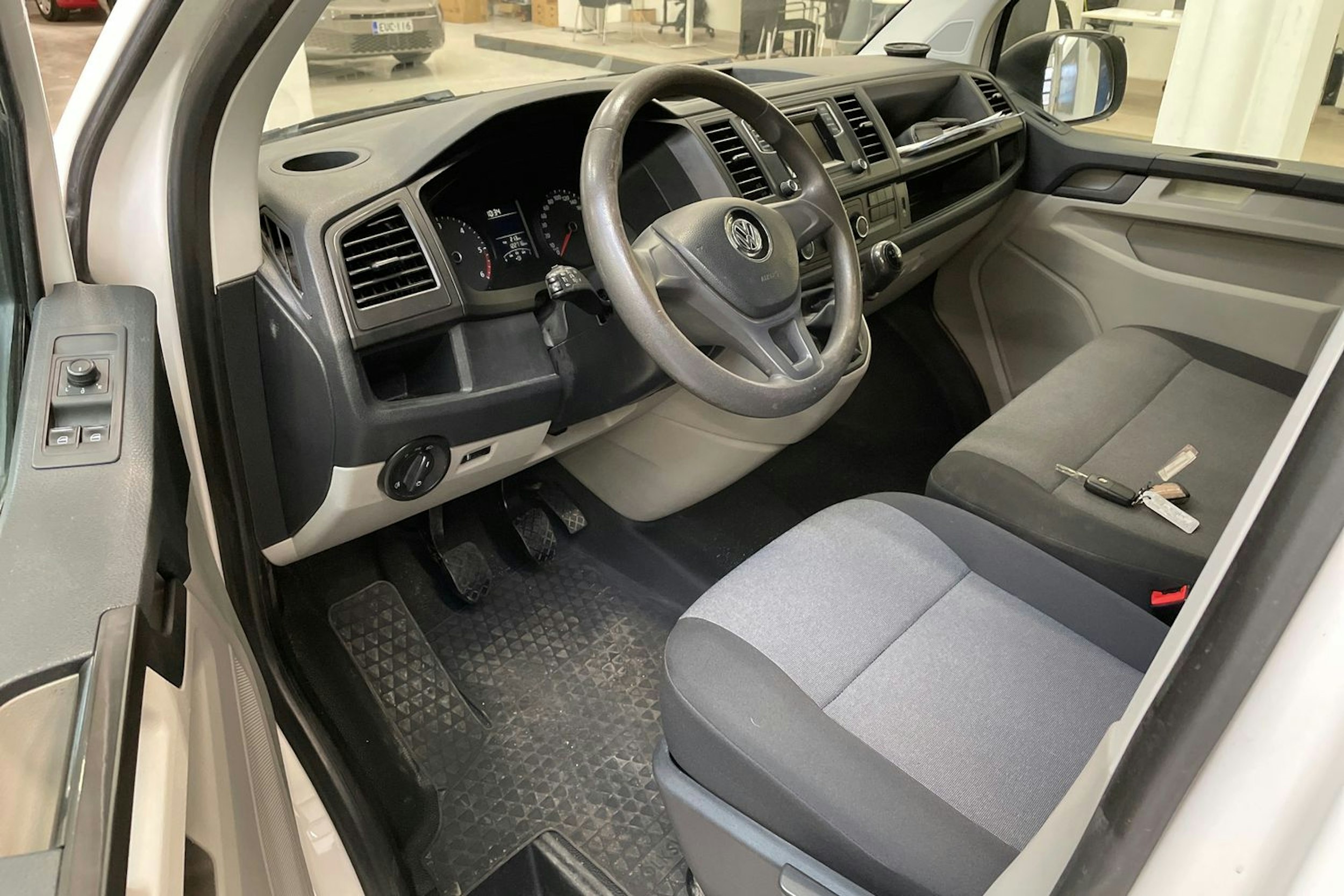 valkoinen Volkswagen Transporter 2019 kuva 3.