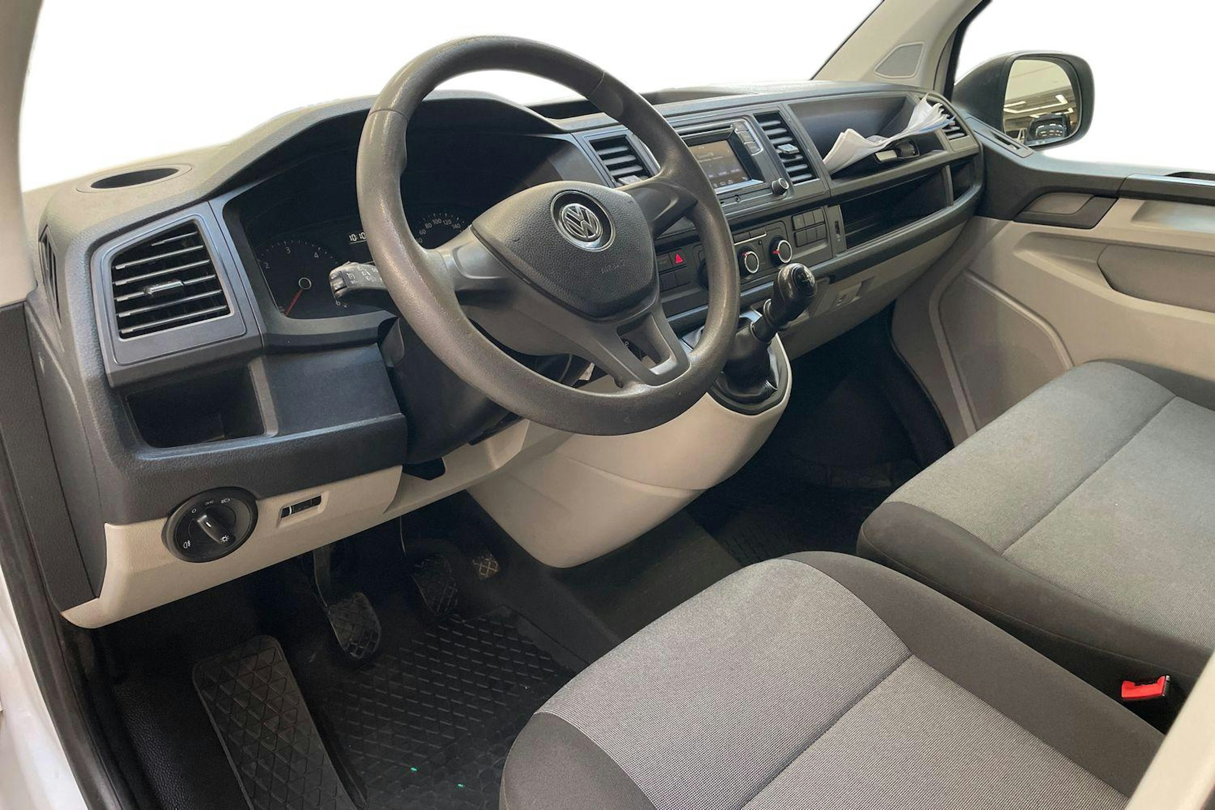 valkoinen Volkswagen Transporter 2019 kuva 7.