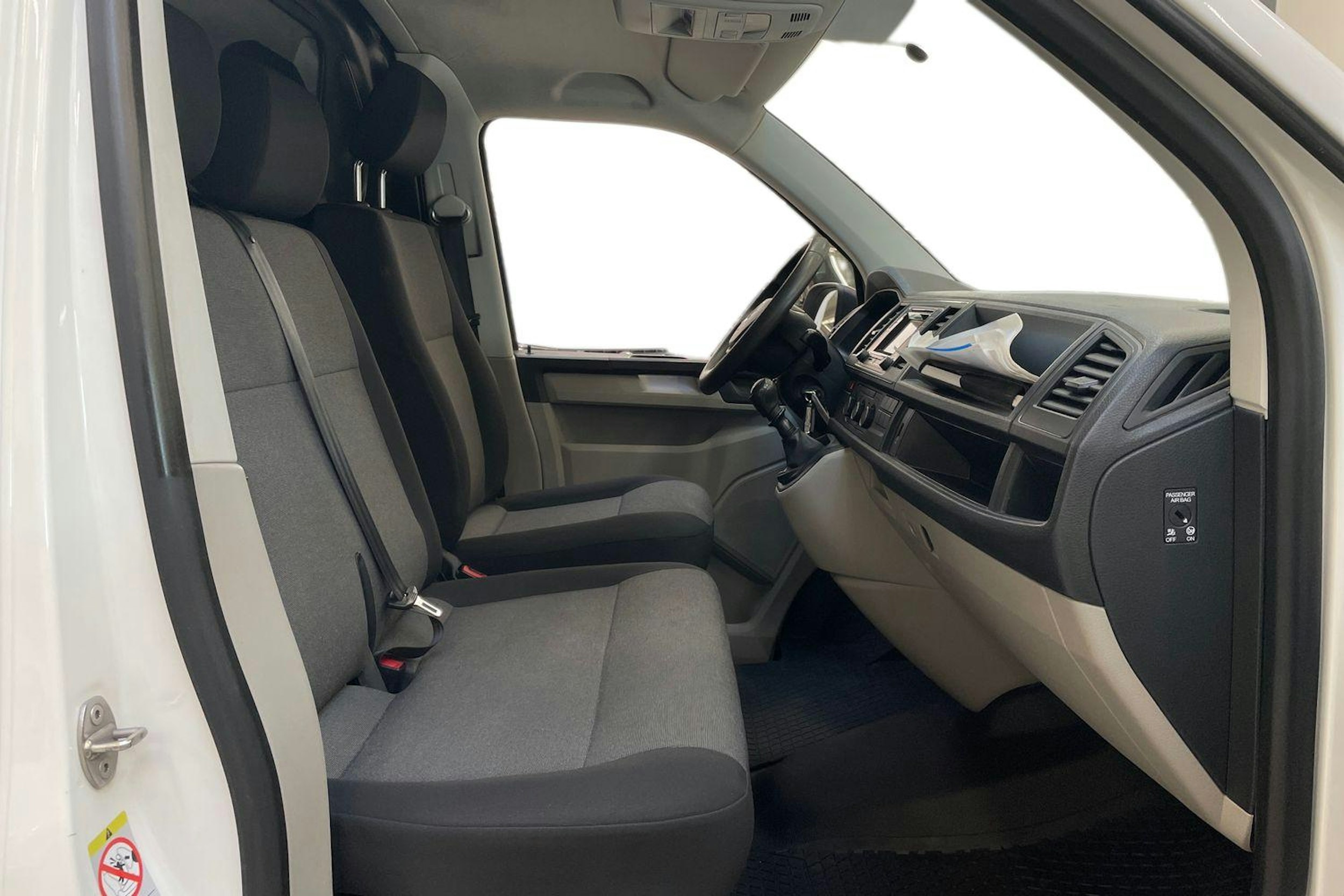 valkoinen Volkswagen Transporter 2019 kuva 10.