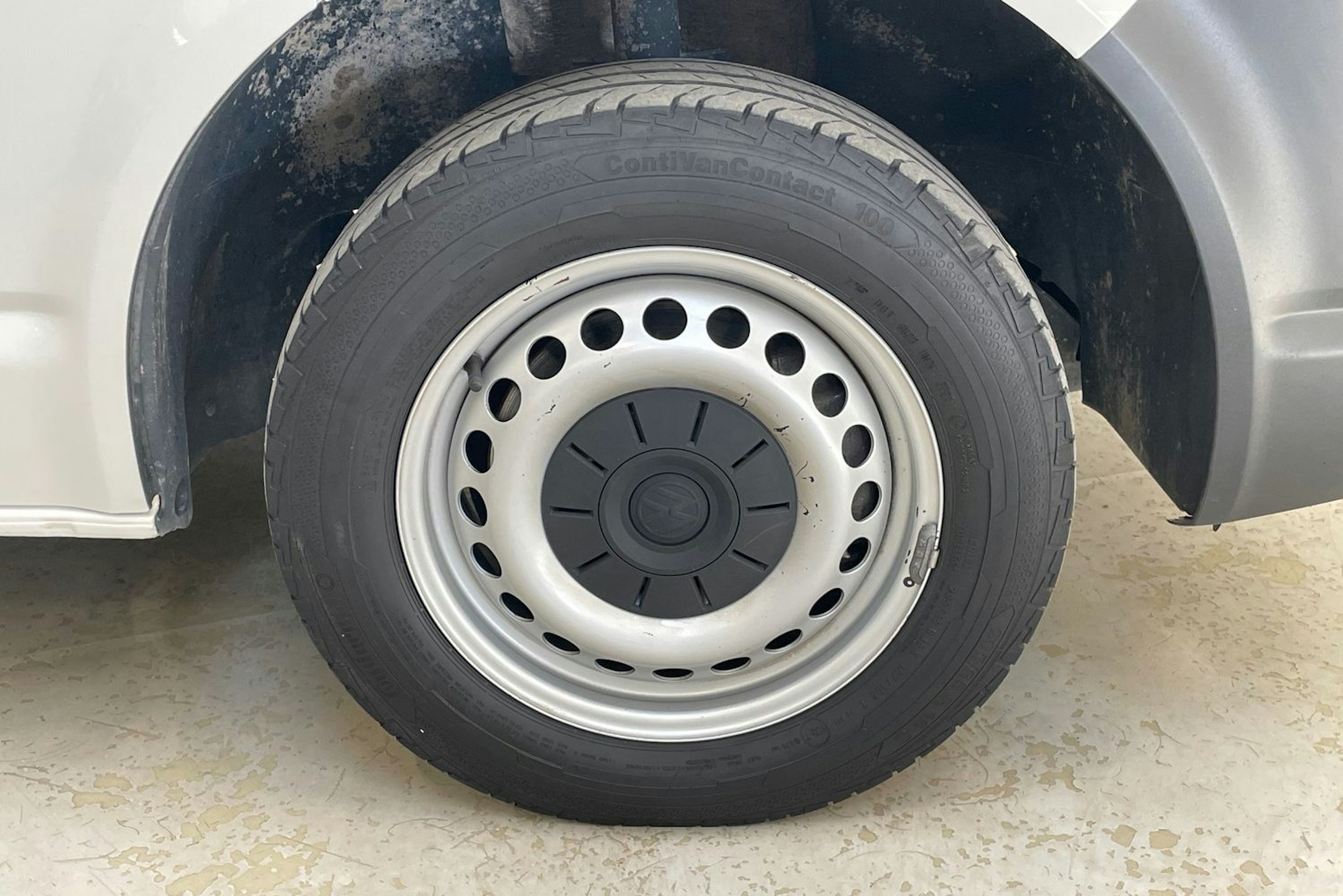valkoinen Volkswagen Transporter 2019 kuva 11.