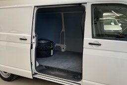valkoinen Volkswagen Transporter 2019 kuva 13.