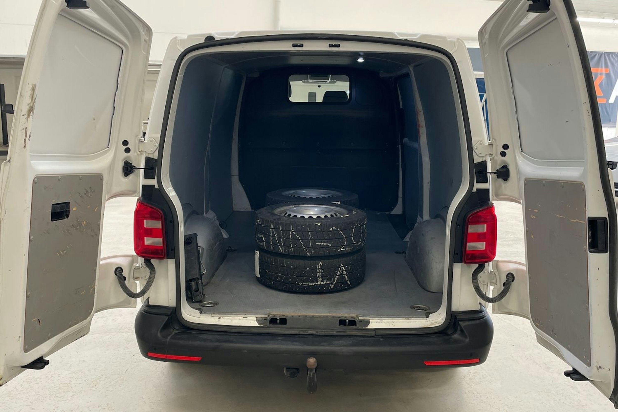 valkoinen Volkswagen Transporter 2019 kuva 14.