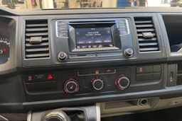 valkoinen Volkswagen Transporter 2019 kuva 17.