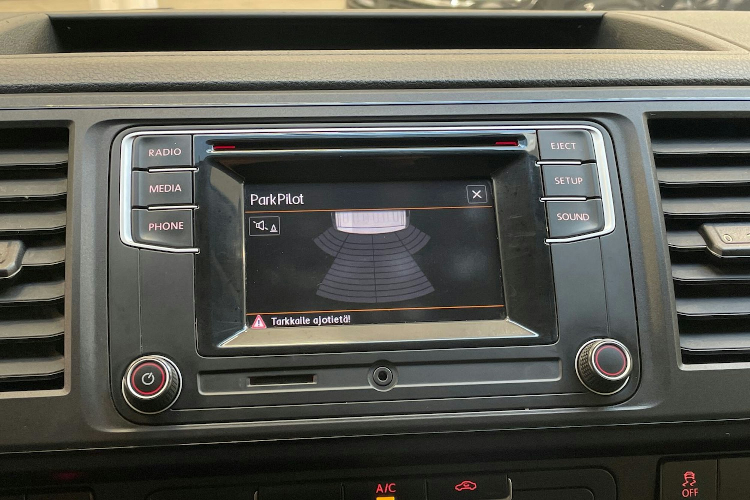 valkoinen Volkswagen Transporter 2019 kuva 18.