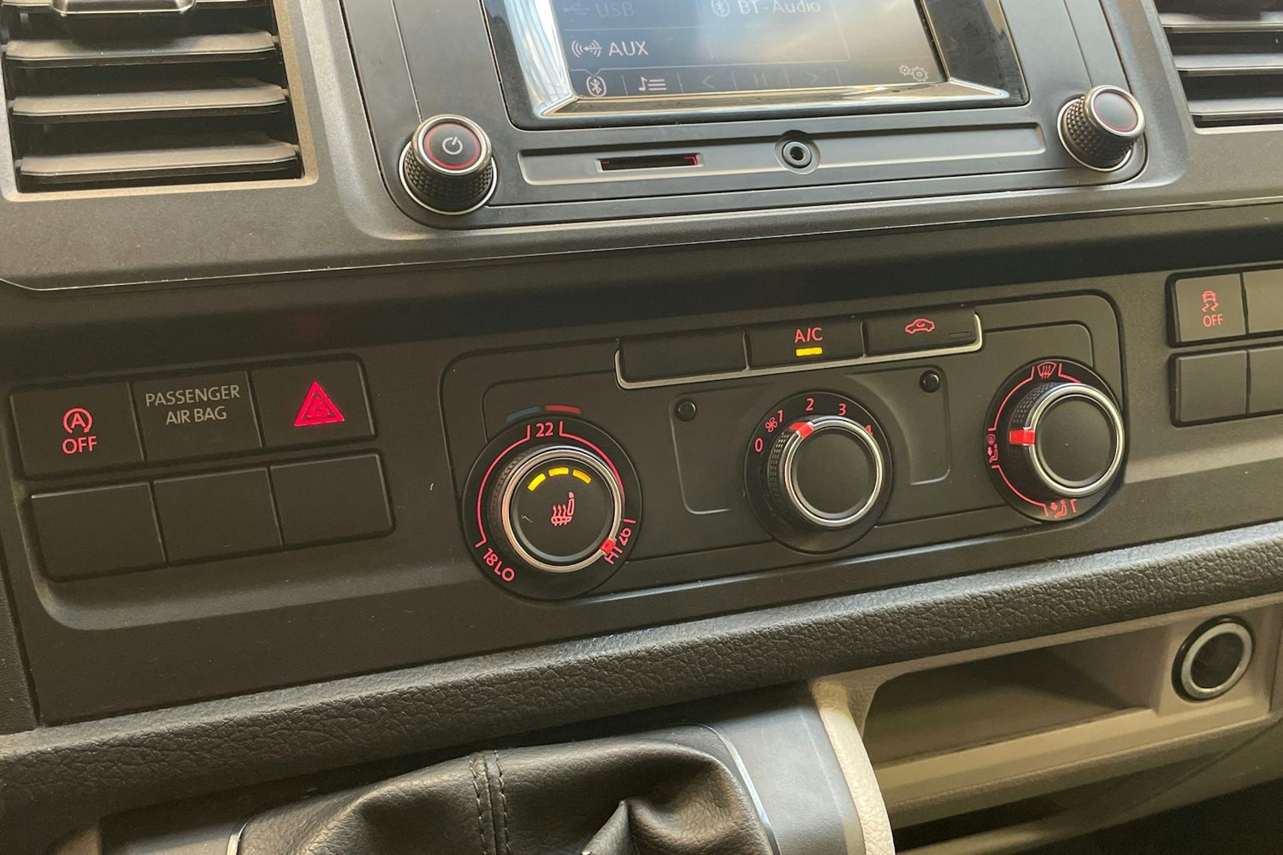 valkoinen Volkswagen Transporter 2019 kuva 20.