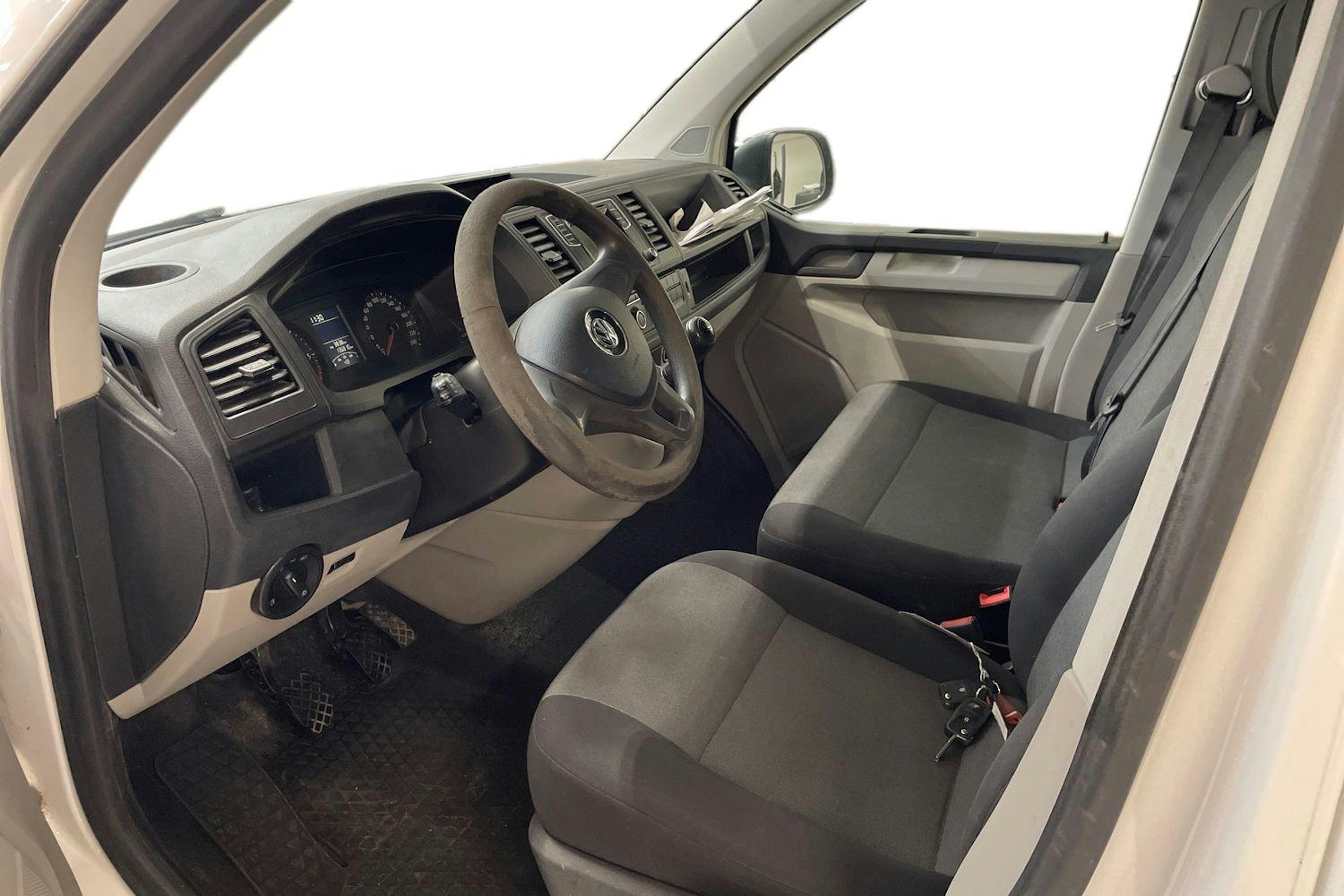valkoinen Volkswagen Transporter 2019 kuva 3.