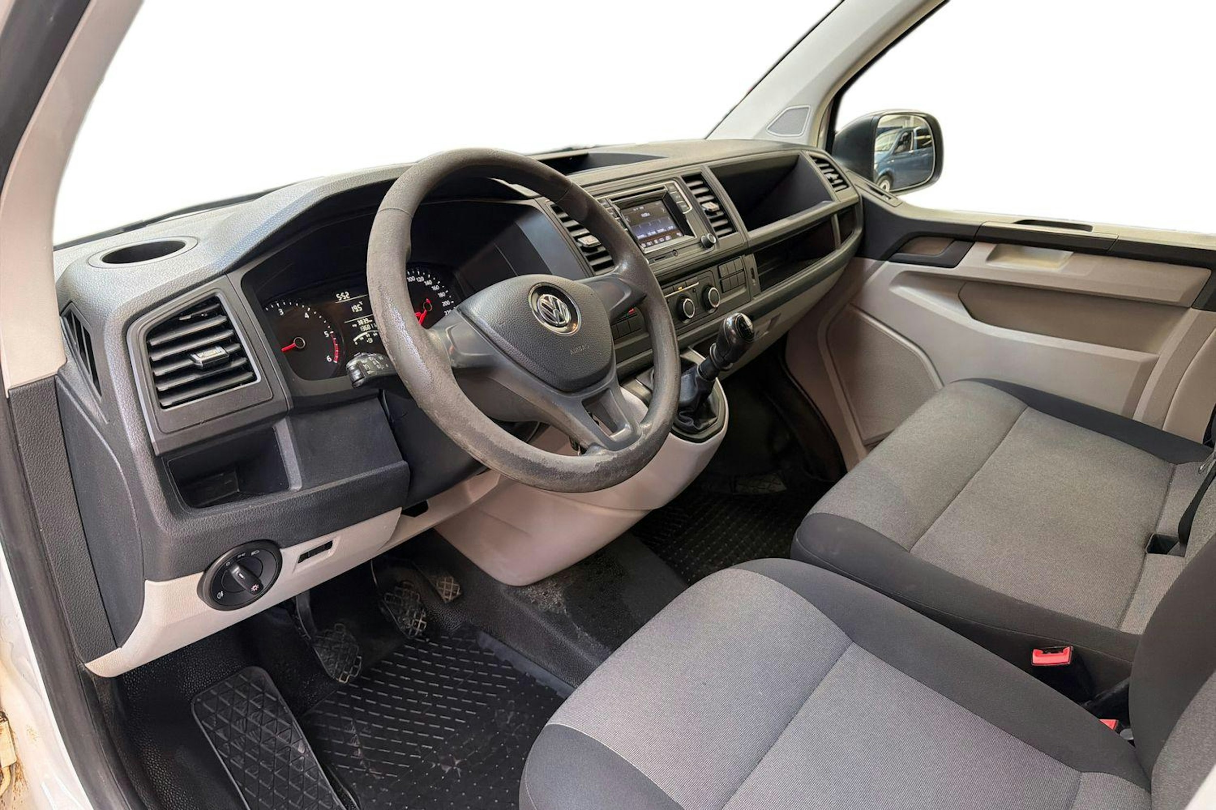 valkoinen Volkswagen Transporter 2019 kuva 7.