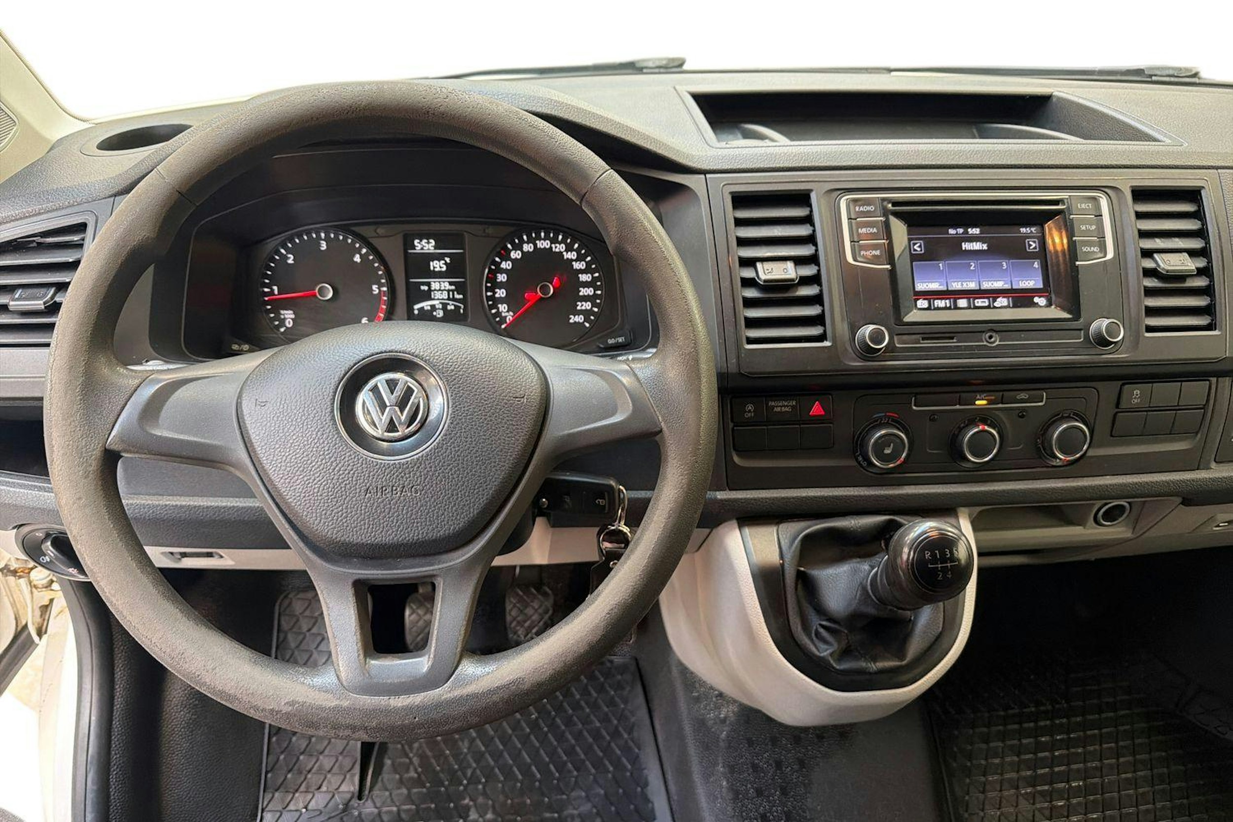 valkoinen Volkswagen Transporter 2019 kuva 9.