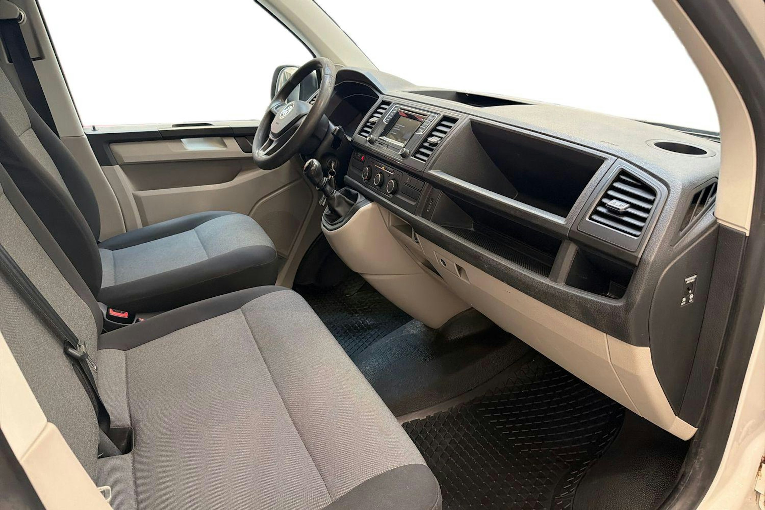 valkoinen Volkswagen Transporter 2019 kuva 10.