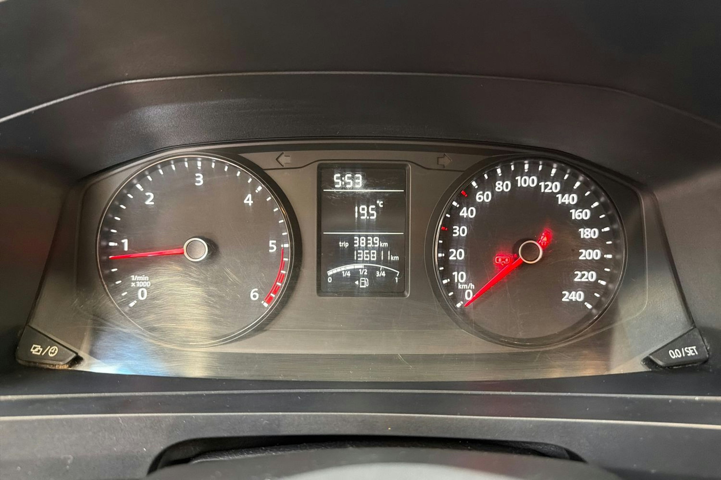 valkoinen Volkswagen Transporter 2019 kuva 13.