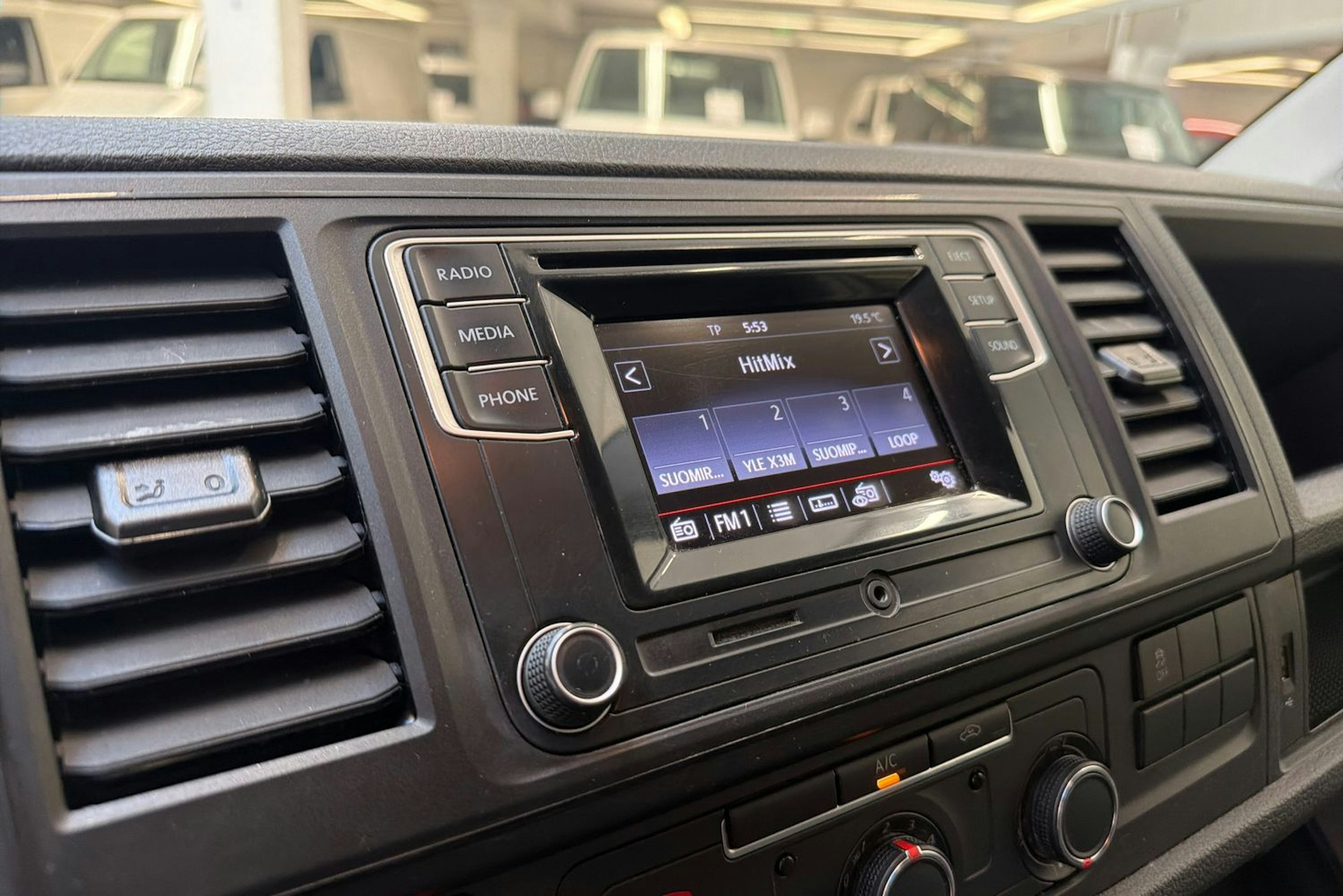 valkoinen Volkswagen Transporter 2019 kuva 14.