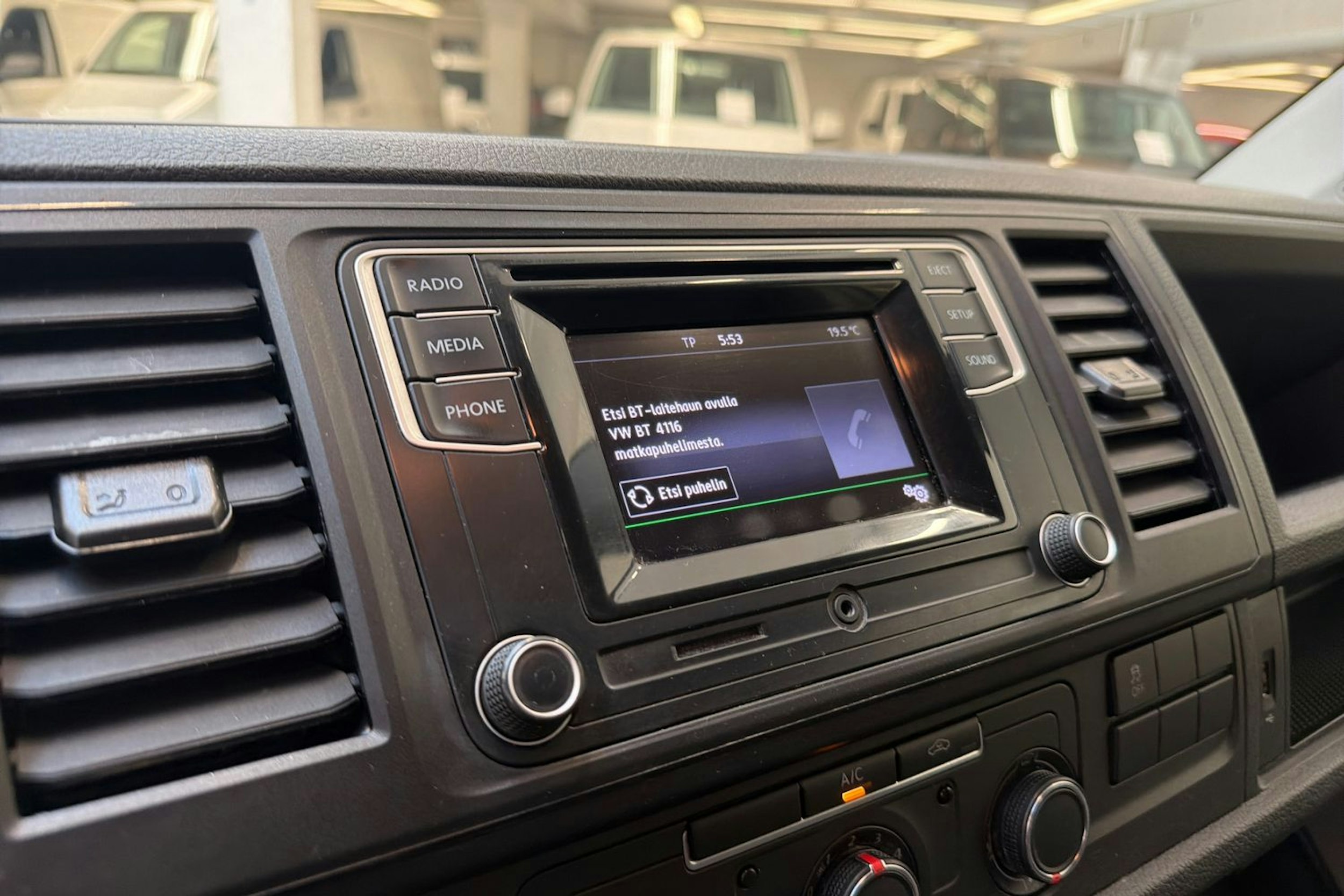 valkoinen Volkswagen Transporter 2019 kuva 15.