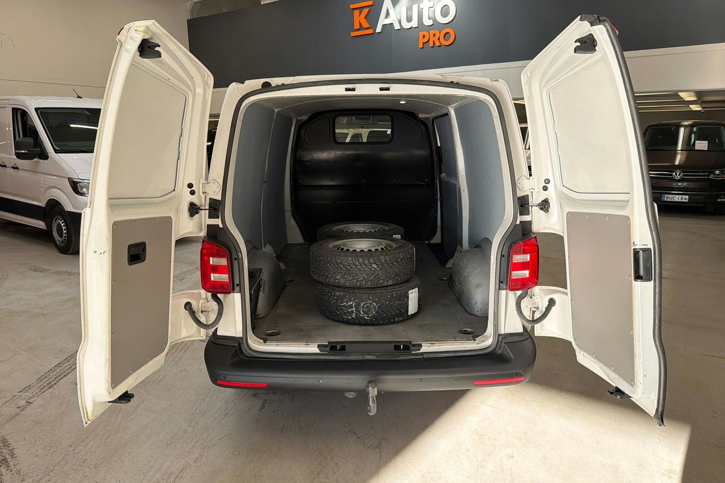 valkoinen Volkswagen Transporter 2019 kuva 17.