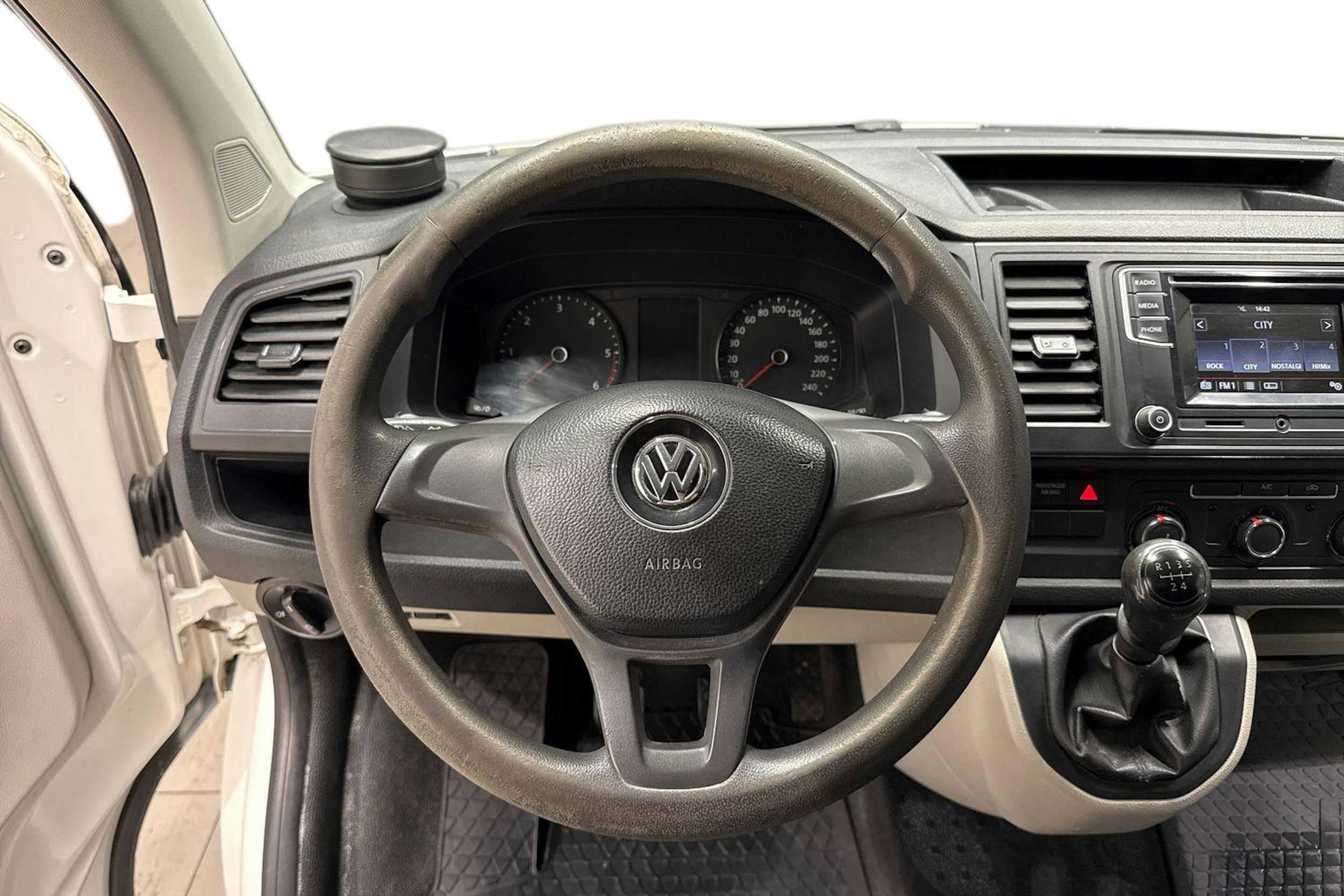 Valkoinen Volkswagen Transporter 2019 kuva 7.