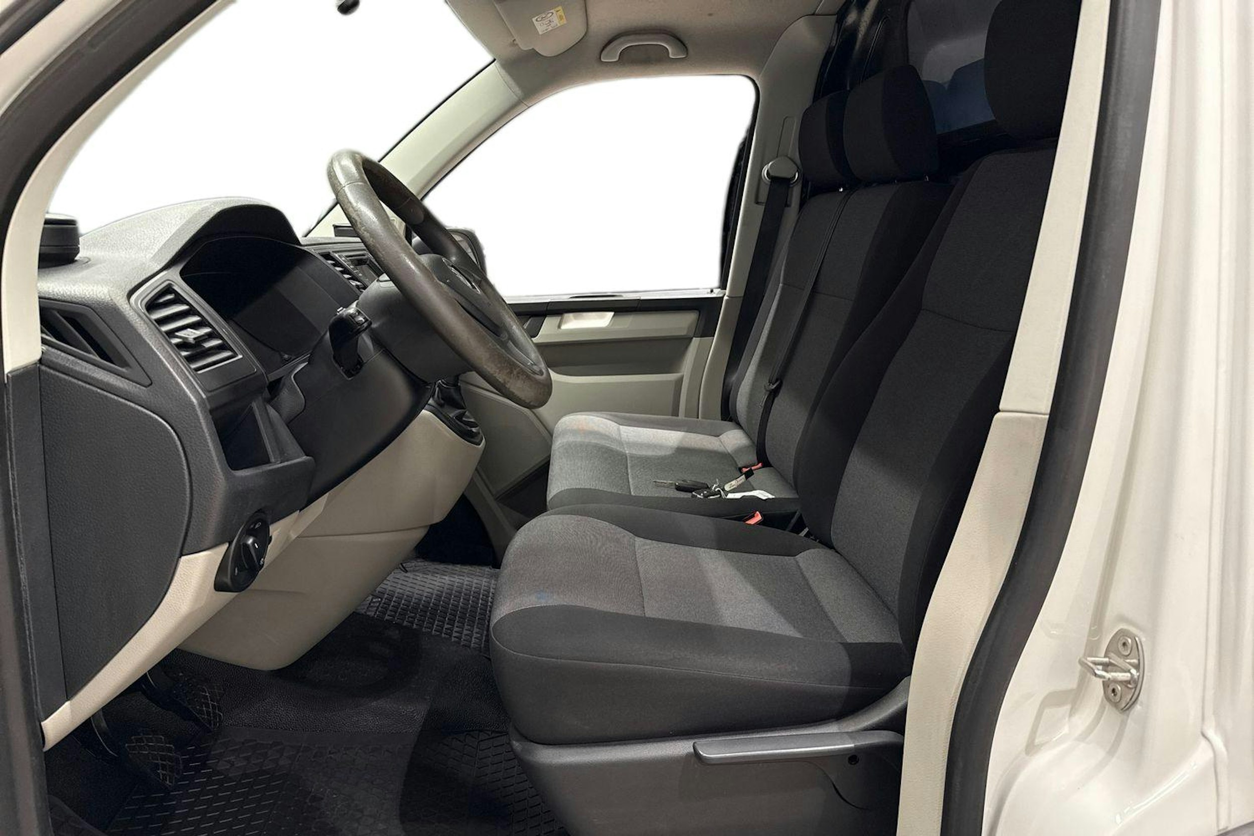 Valkoinen Volkswagen Transporter 2019 kuva 8.