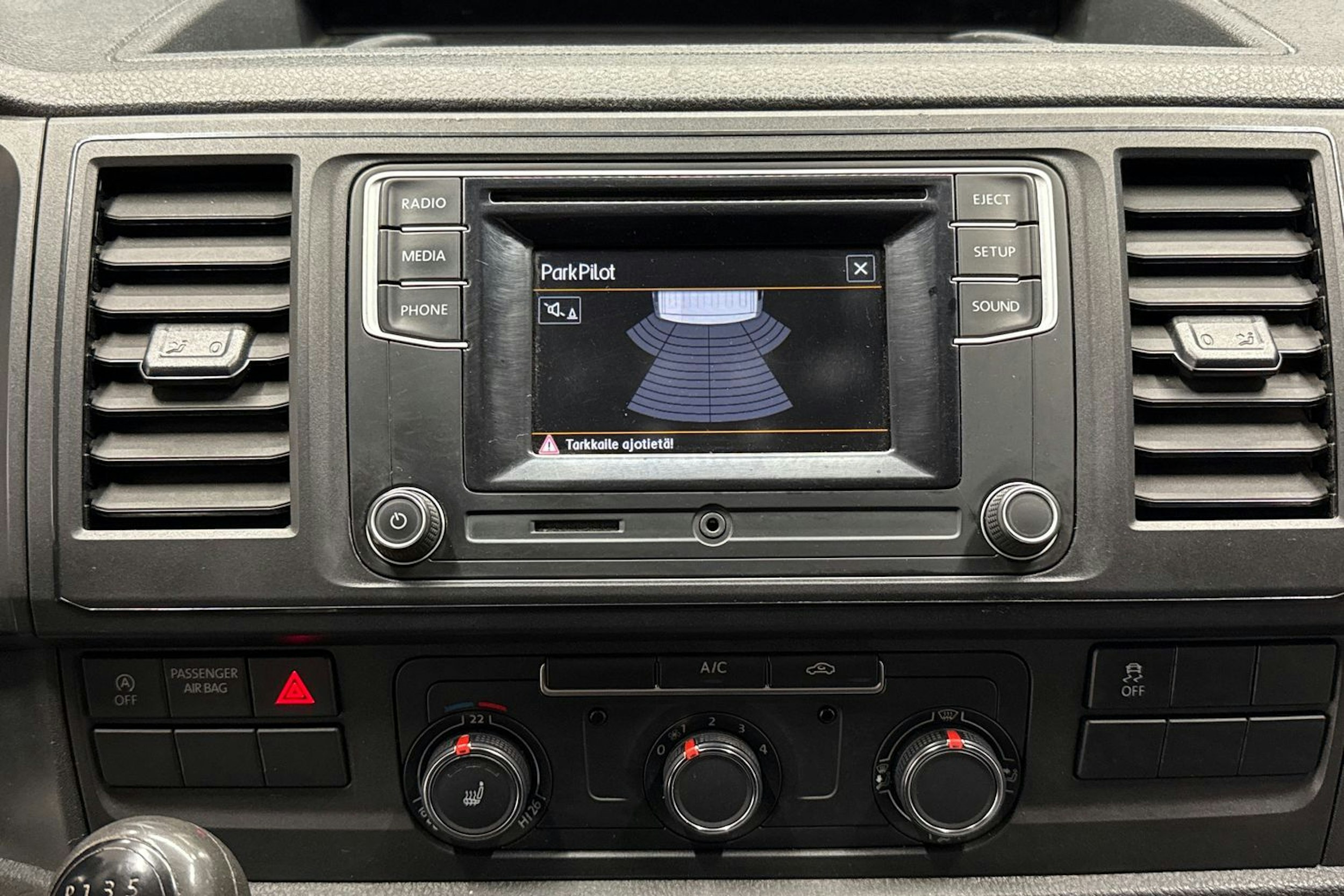 Valkoinen Volkswagen Transporter 2019 kuva 10.