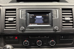Valkoinen Volkswagen Transporter 2019 kuva 10.