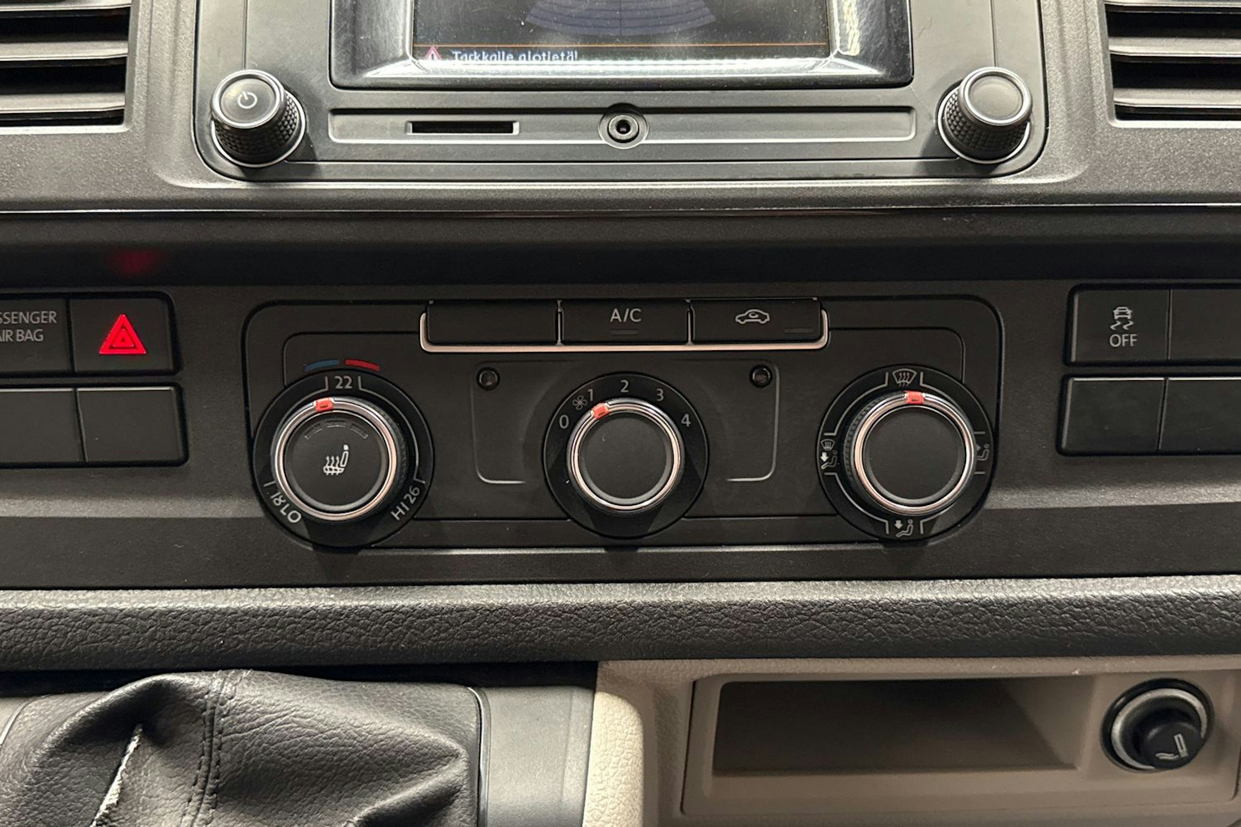 Valkoinen Volkswagen Transporter 2019 kuva 11.