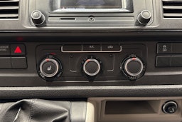 Valkoinen Volkswagen Transporter 2019 kuva 11.