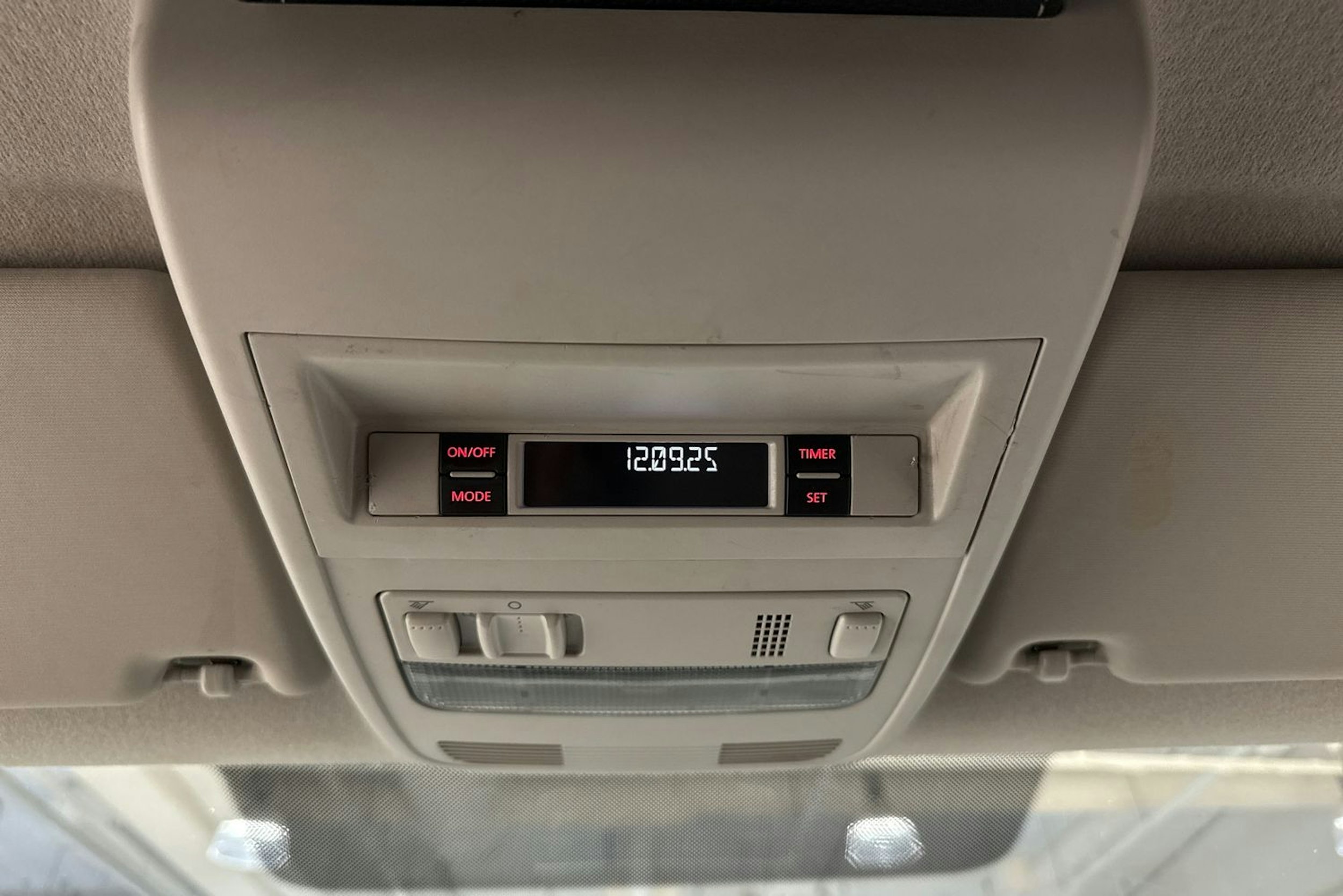 Valkoinen Volkswagen Transporter 2019 kuva 12.