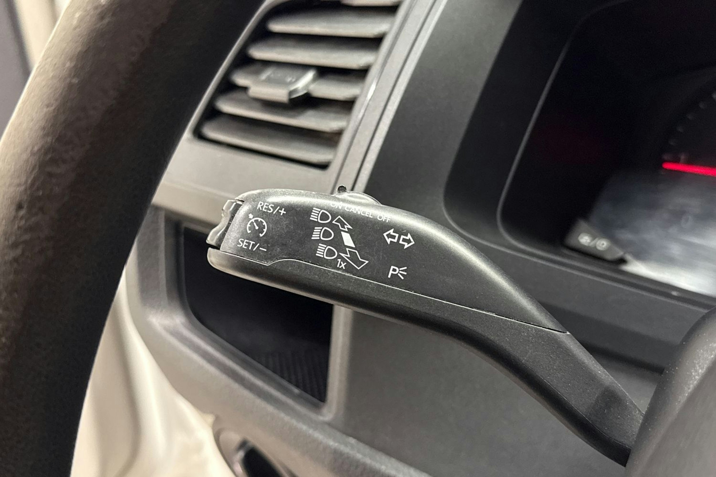 Valkoinen Volkswagen Transporter 2019 kuva 13.