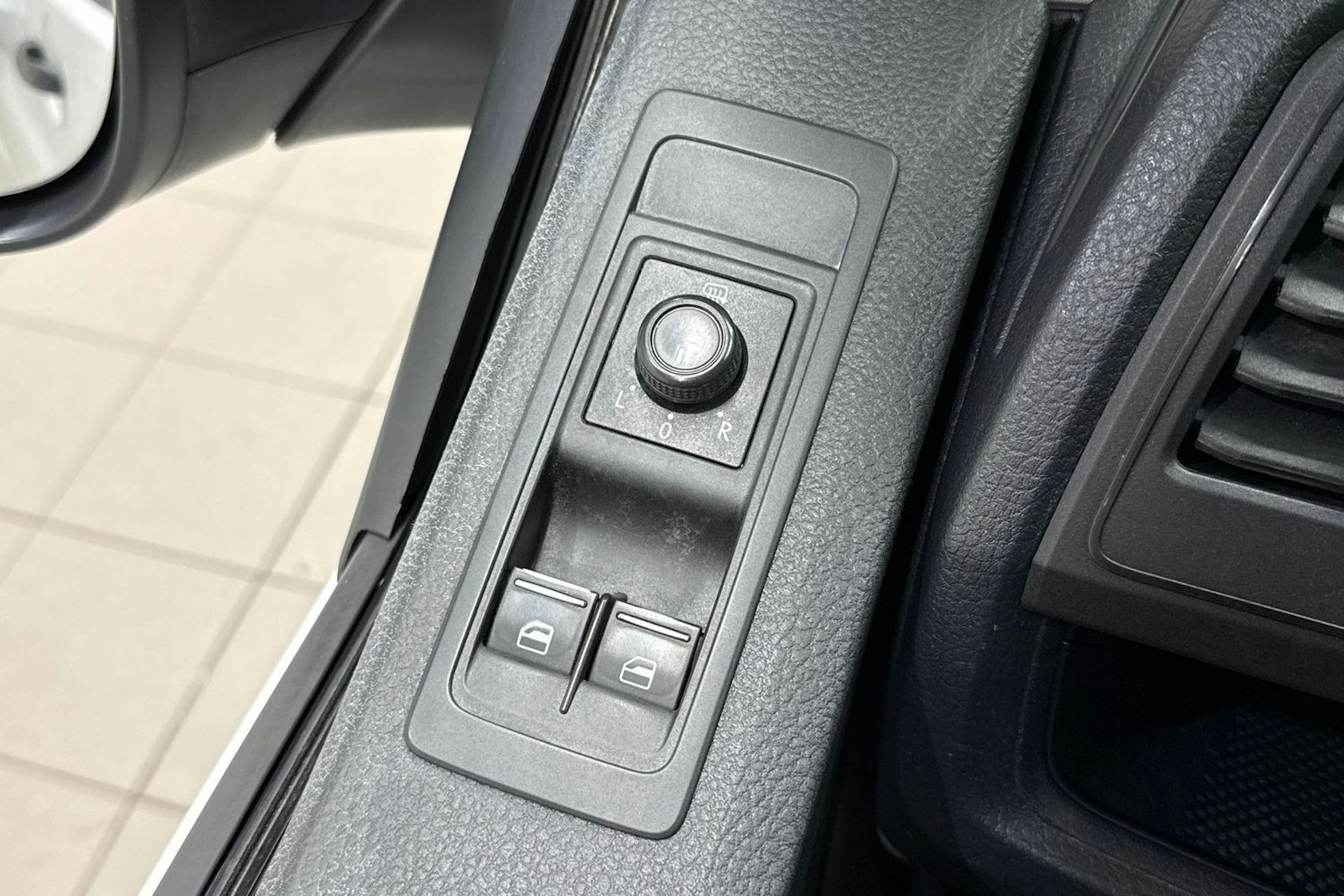 Valkoinen Volkswagen Transporter 2019 kuva 14.