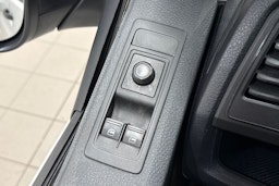 Valkoinen Volkswagen Transporter 2019 kuva 14.