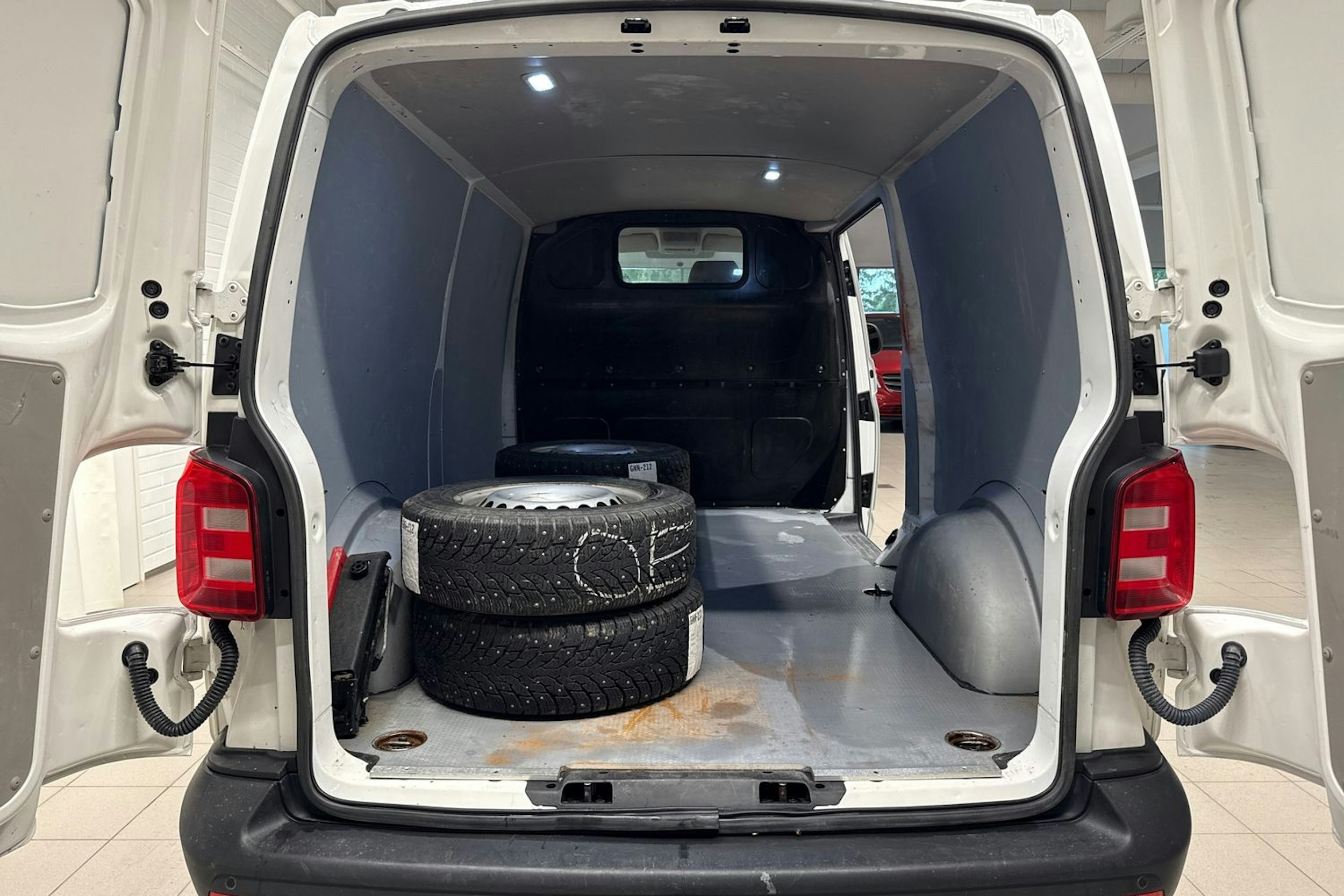 Valkoinen Volkswagen Transporter 2019 kuva 15.