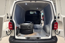 Valkoinen Volkswagen Transporter 2019 kuva 15.