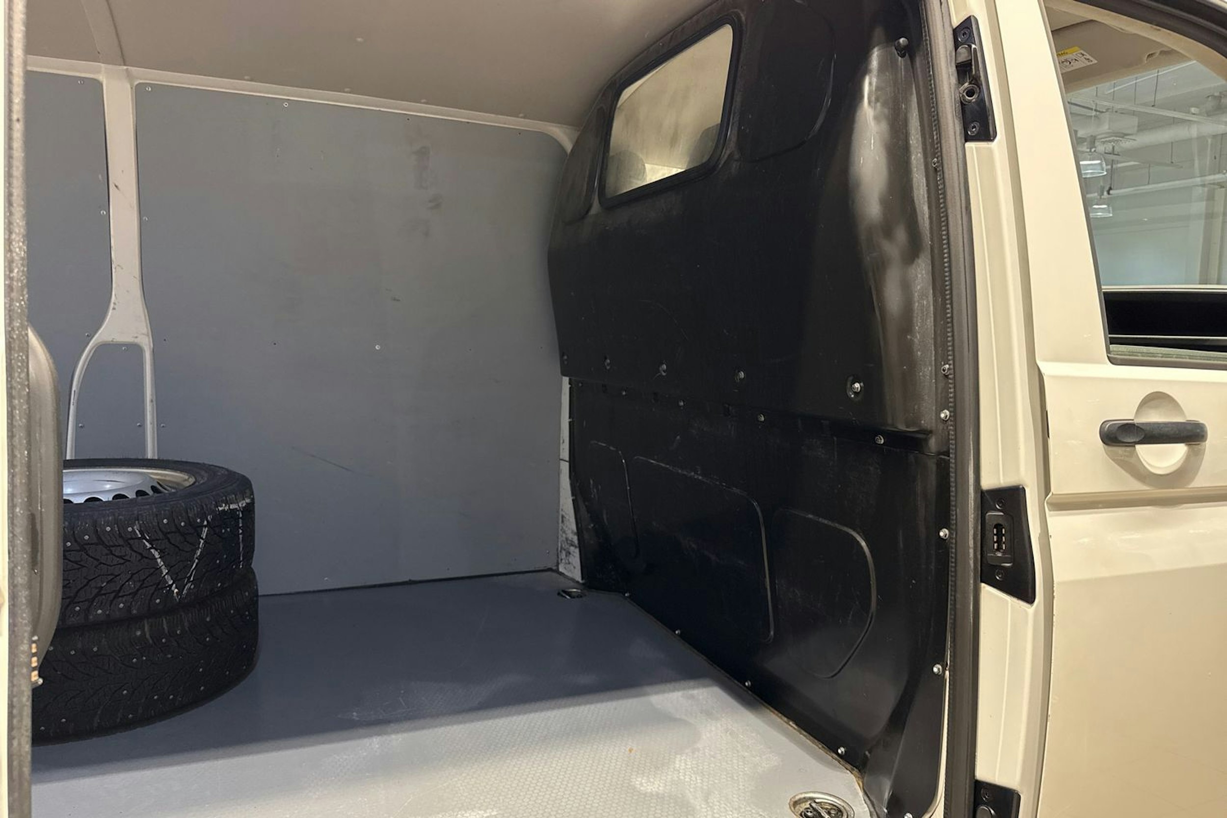 Valkoinen Volkswagen Transporter 2019 kuva 16.