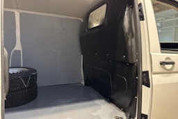 Valkoinen Volkswagen Transporter 2019 kuva 16.