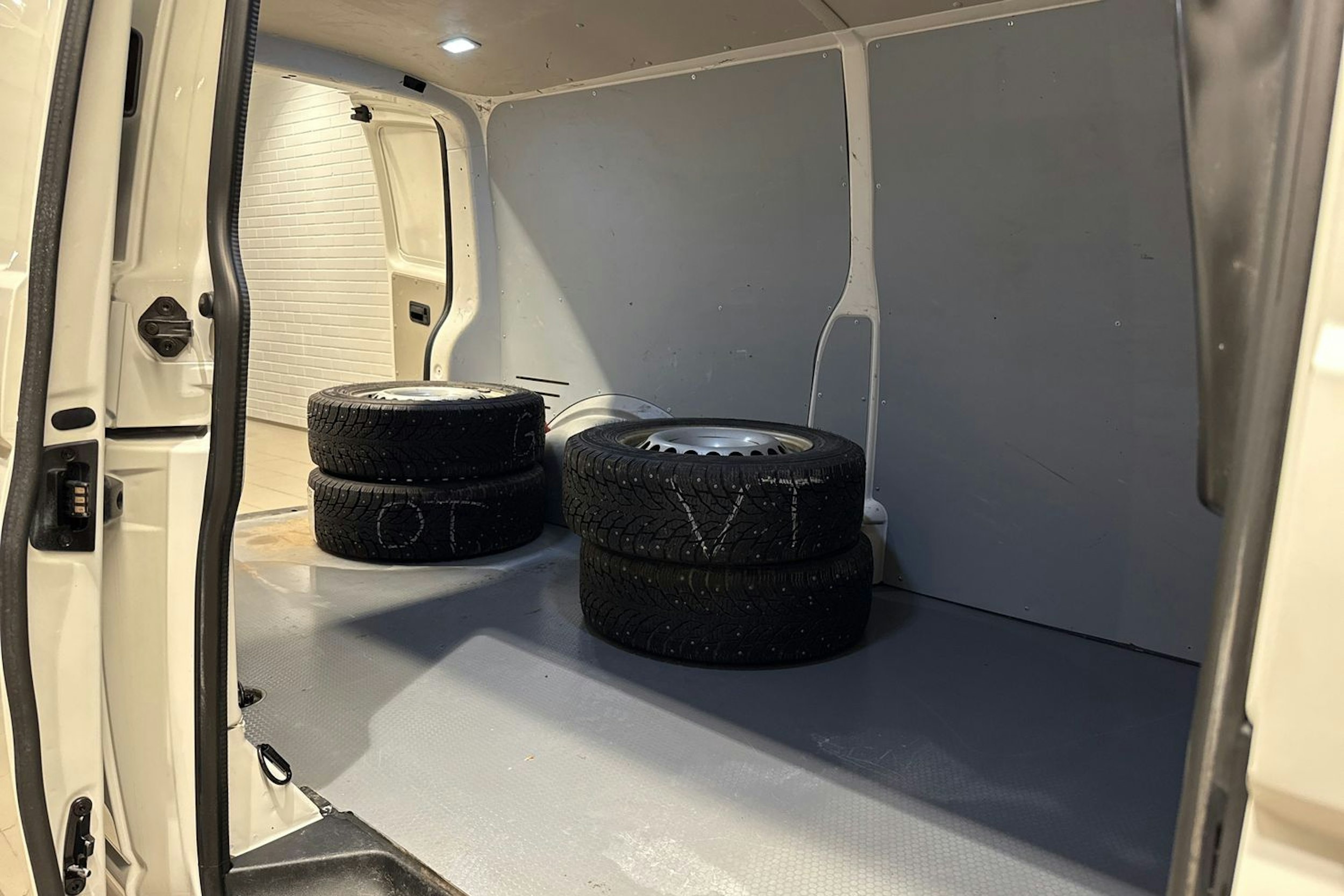 Valkoinen Volkswagen Transporter 2019 kuva 17.