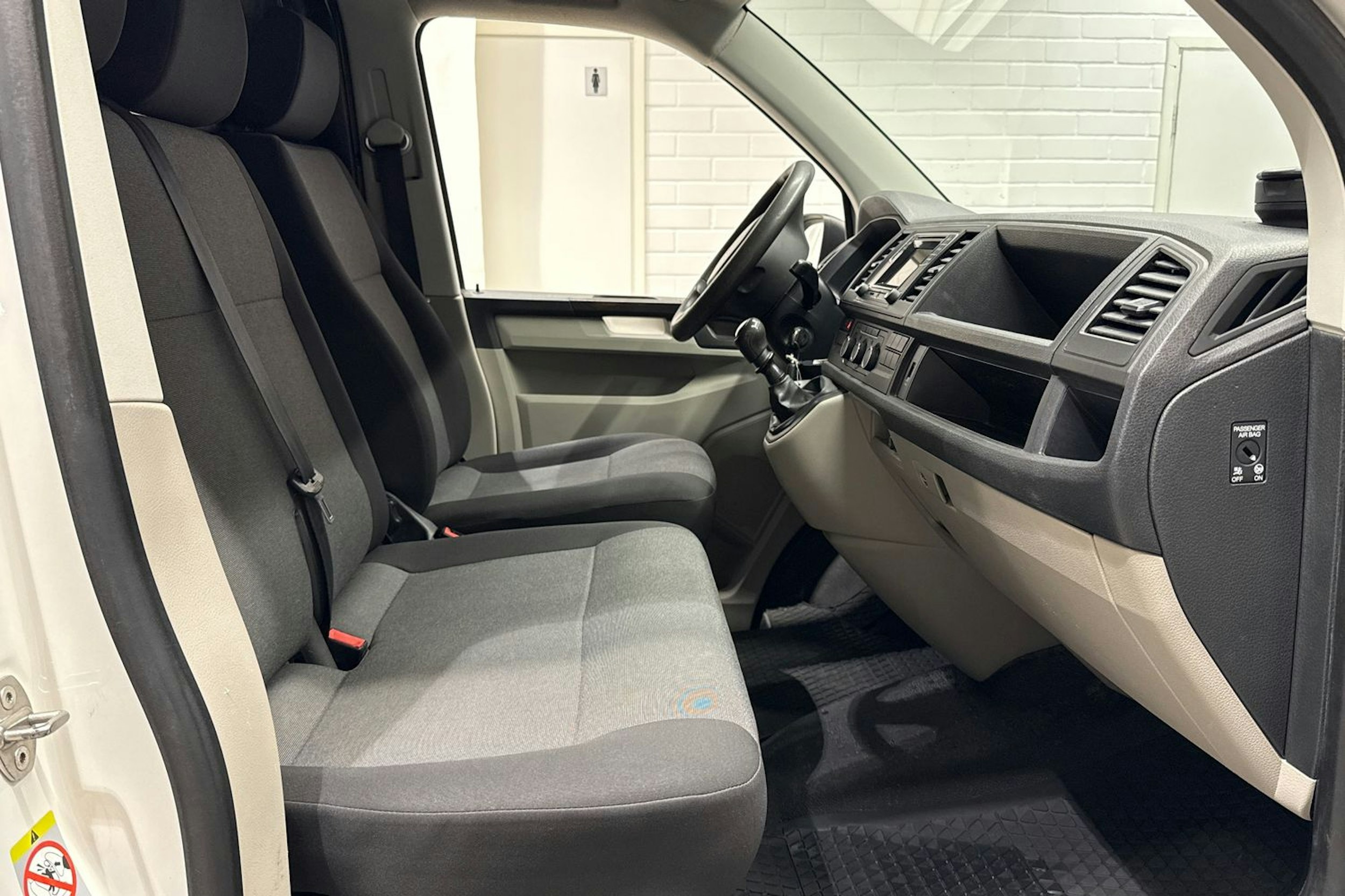 Valkoinen Volkswagen Transporter 2019 kuva 18.