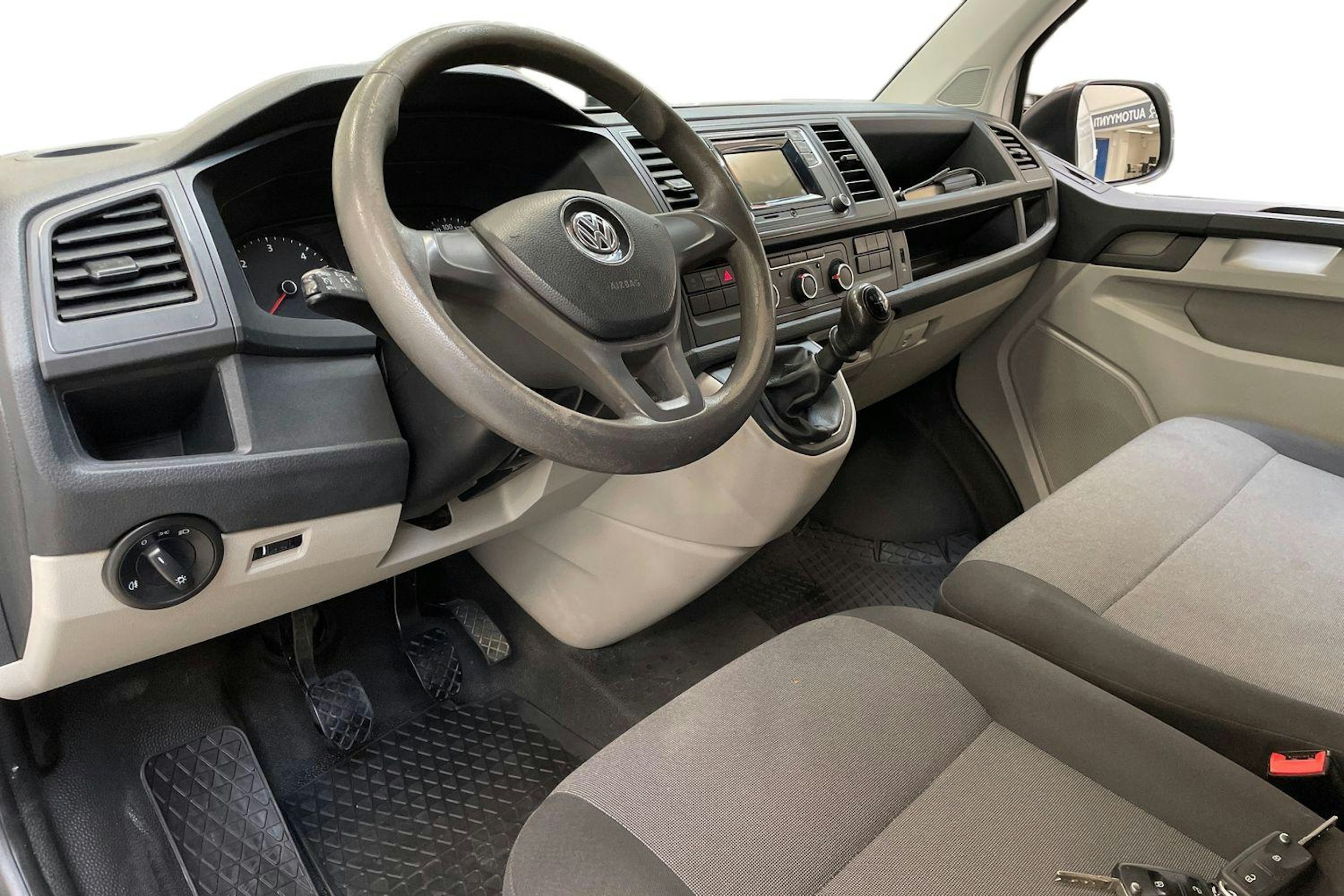 valkoinen Volkswagen Transporter 2019 kuva 7.