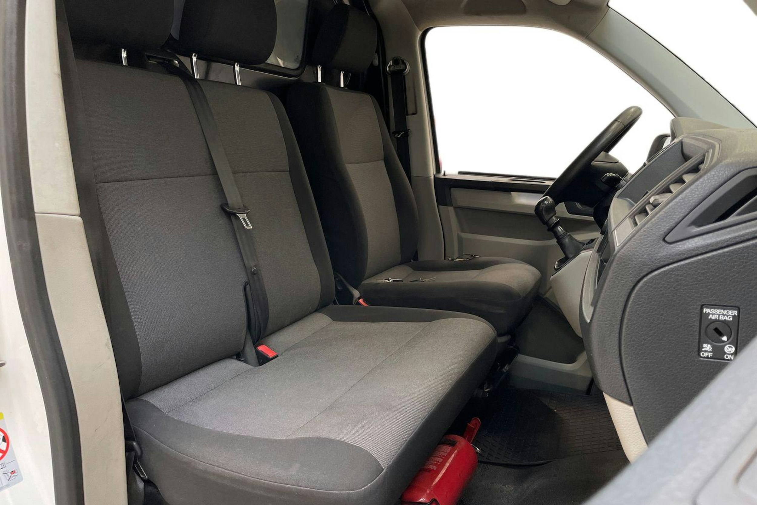 valkoinen Volkswagen Transporter 2019 kuva 10.