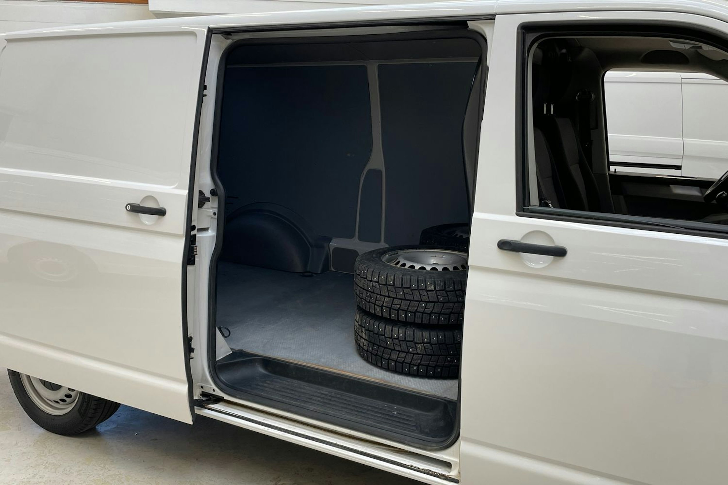 valkoinen Volkswagen Transporter 2019 kuva 13.