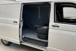 valkoinen Volkswagen Transporter 2019 kuva 13.