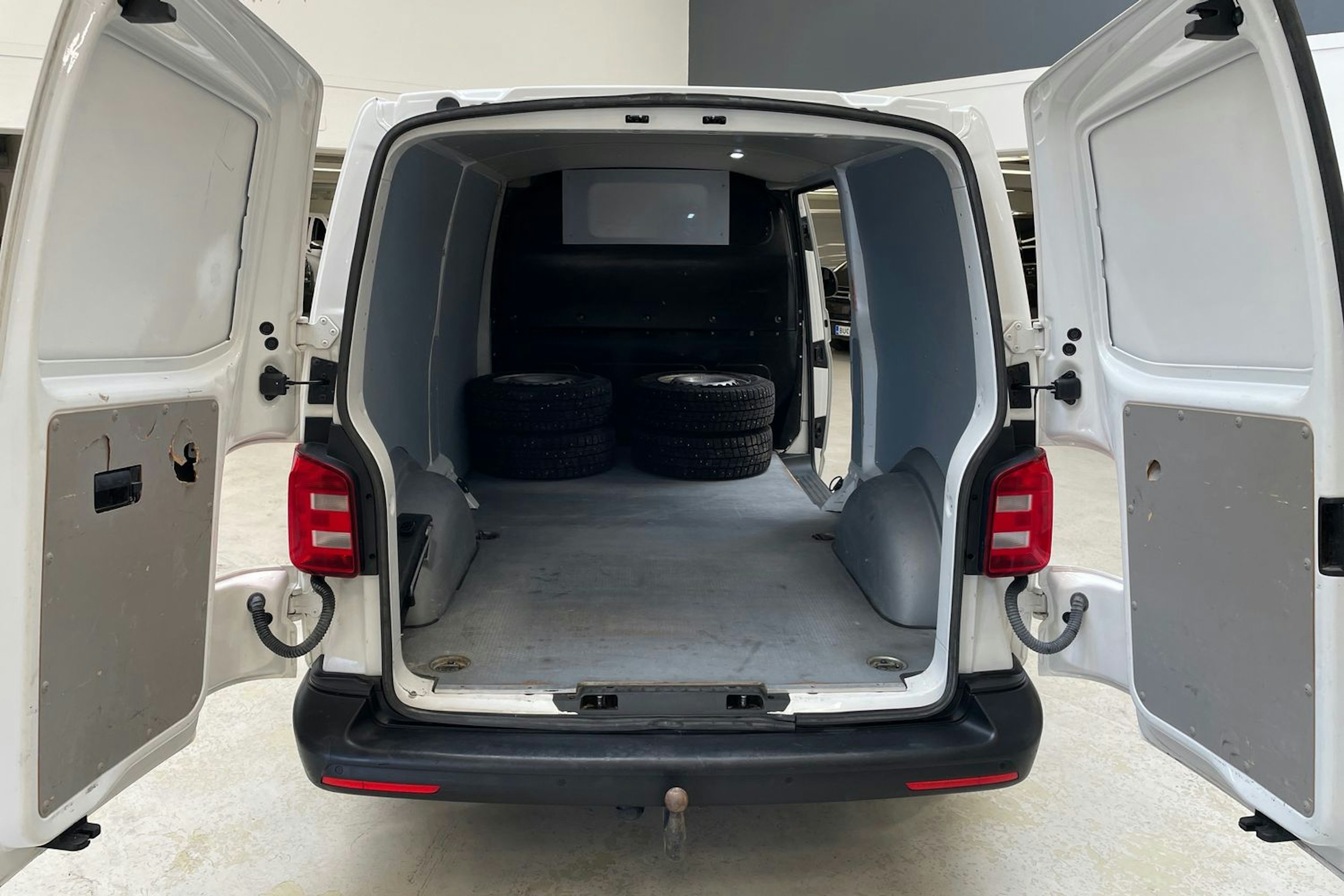 valkoinen Volkswagen Transporter 2019 kuva 14.
