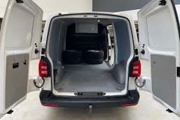 valkoinen Volkswagen Transporter 2019 kuva 14.