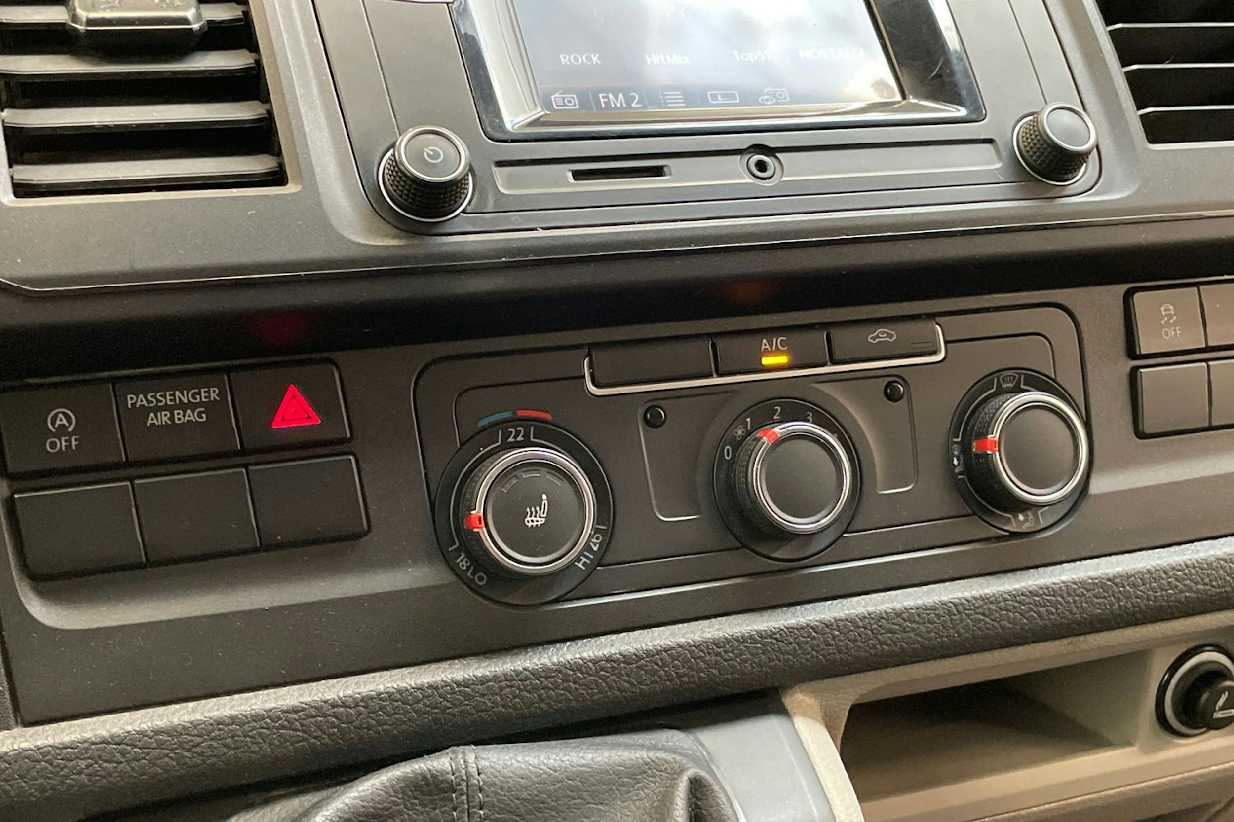 valkoinen Volkswagen Transporter 2019 kuva 18.
