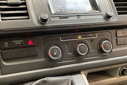 valkoinen Volkswagen Transporter 2019 kuva 18.