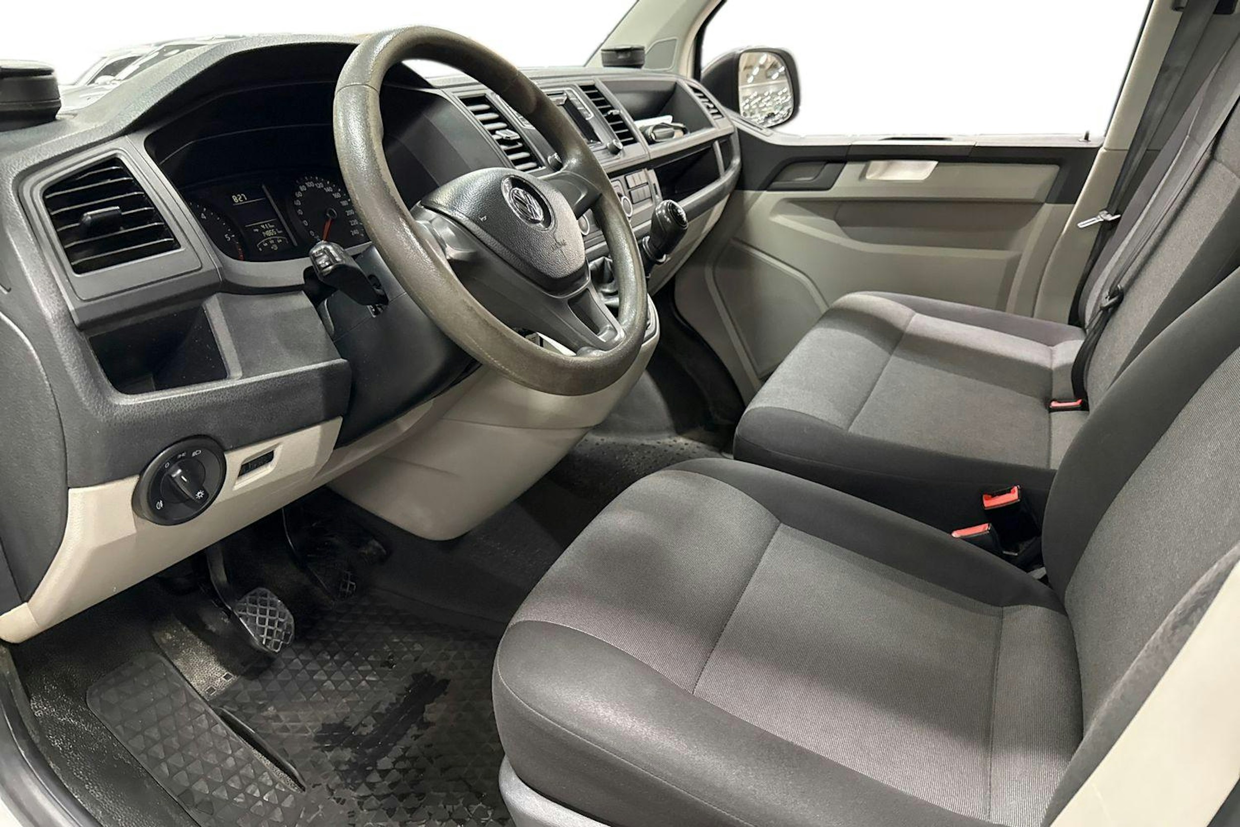 Valkoinen Volkswagen Transporter 2019 kuva 3.